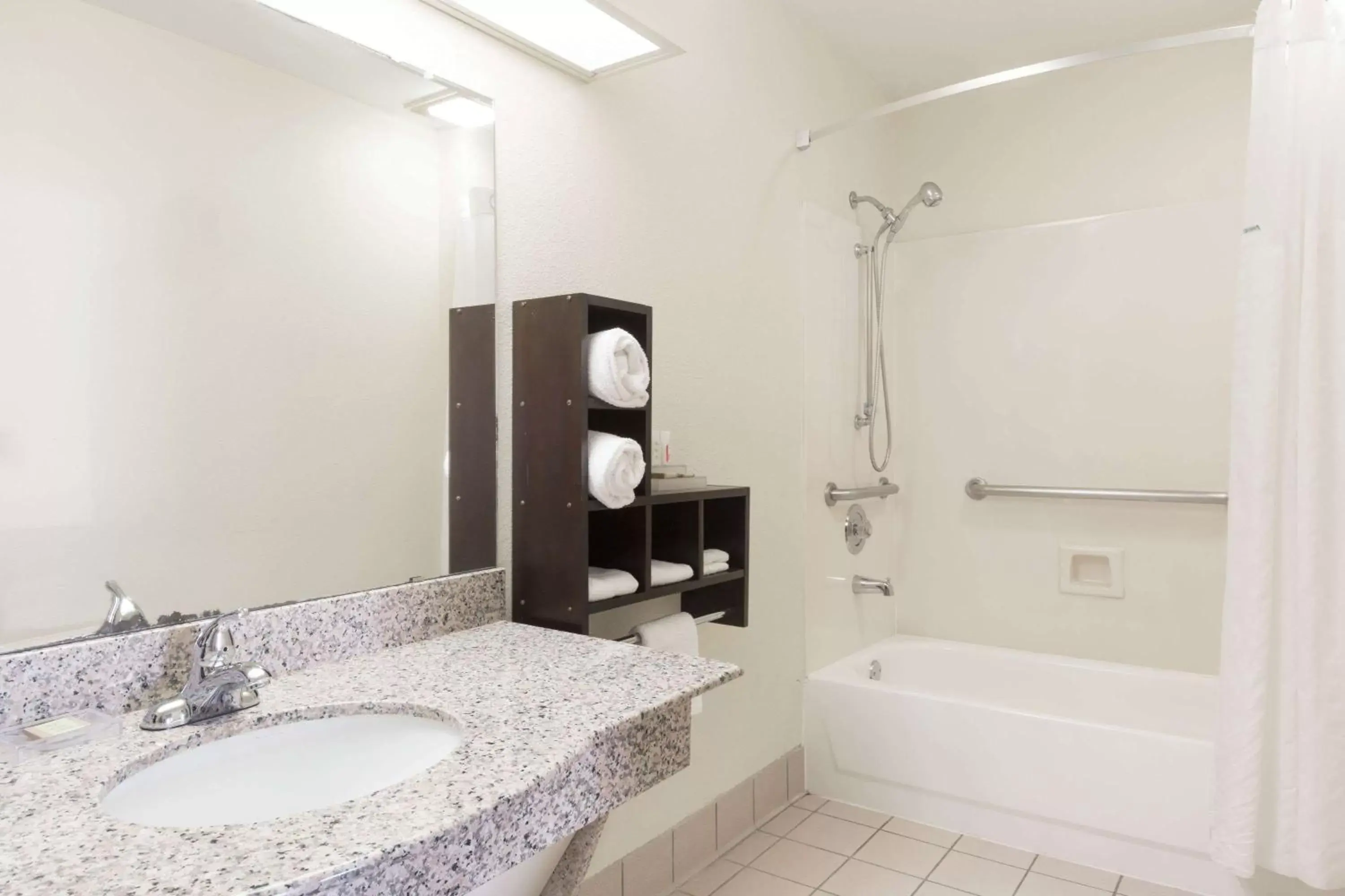 Bathroom in Super 8 by Wyndham Houston/NASA/Webster Area