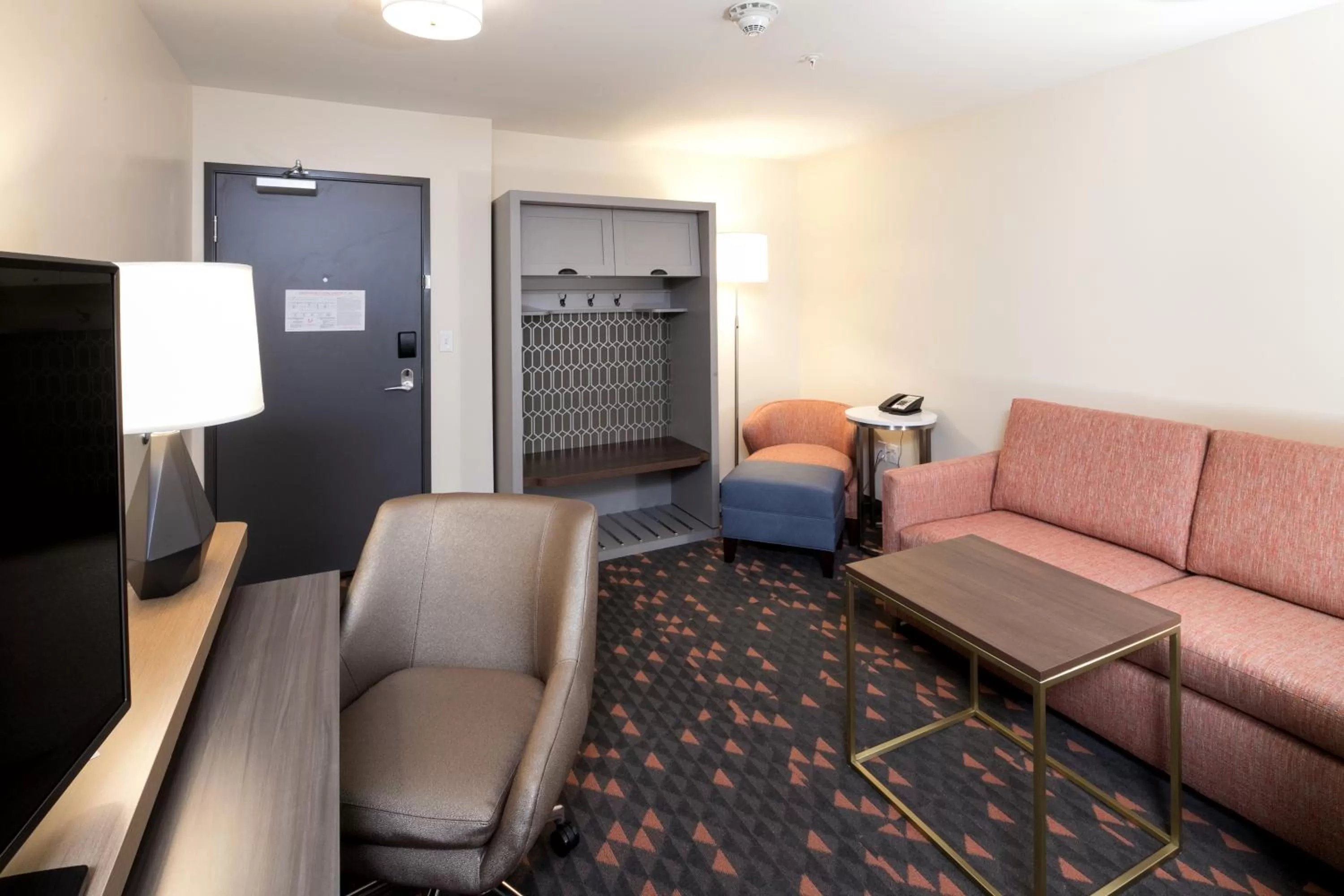 Seating area in Holiday Inn & Suites Detroit - Troy by IHG