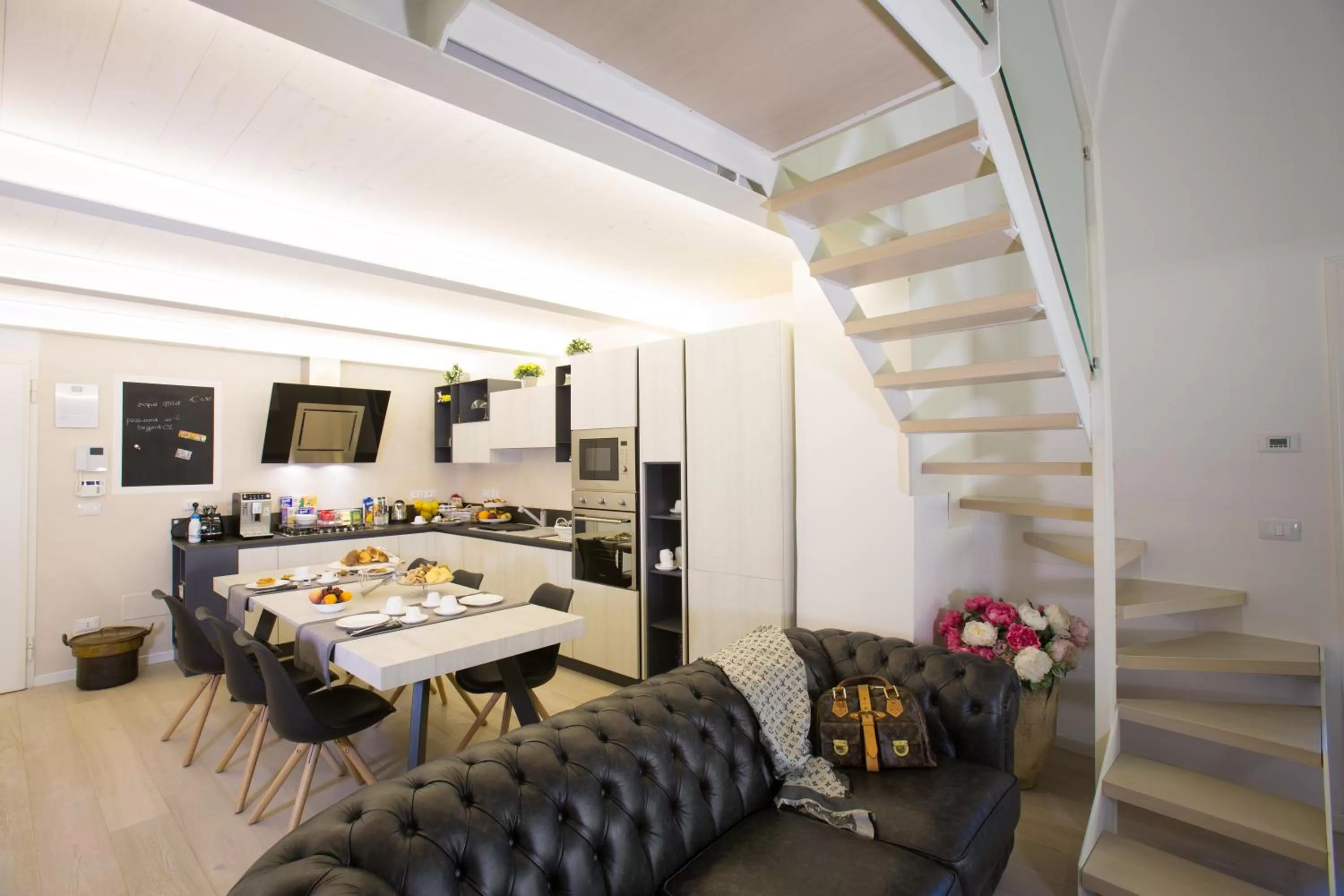 Communal lounge/ TV room in La Finestra sul Convitto B&B