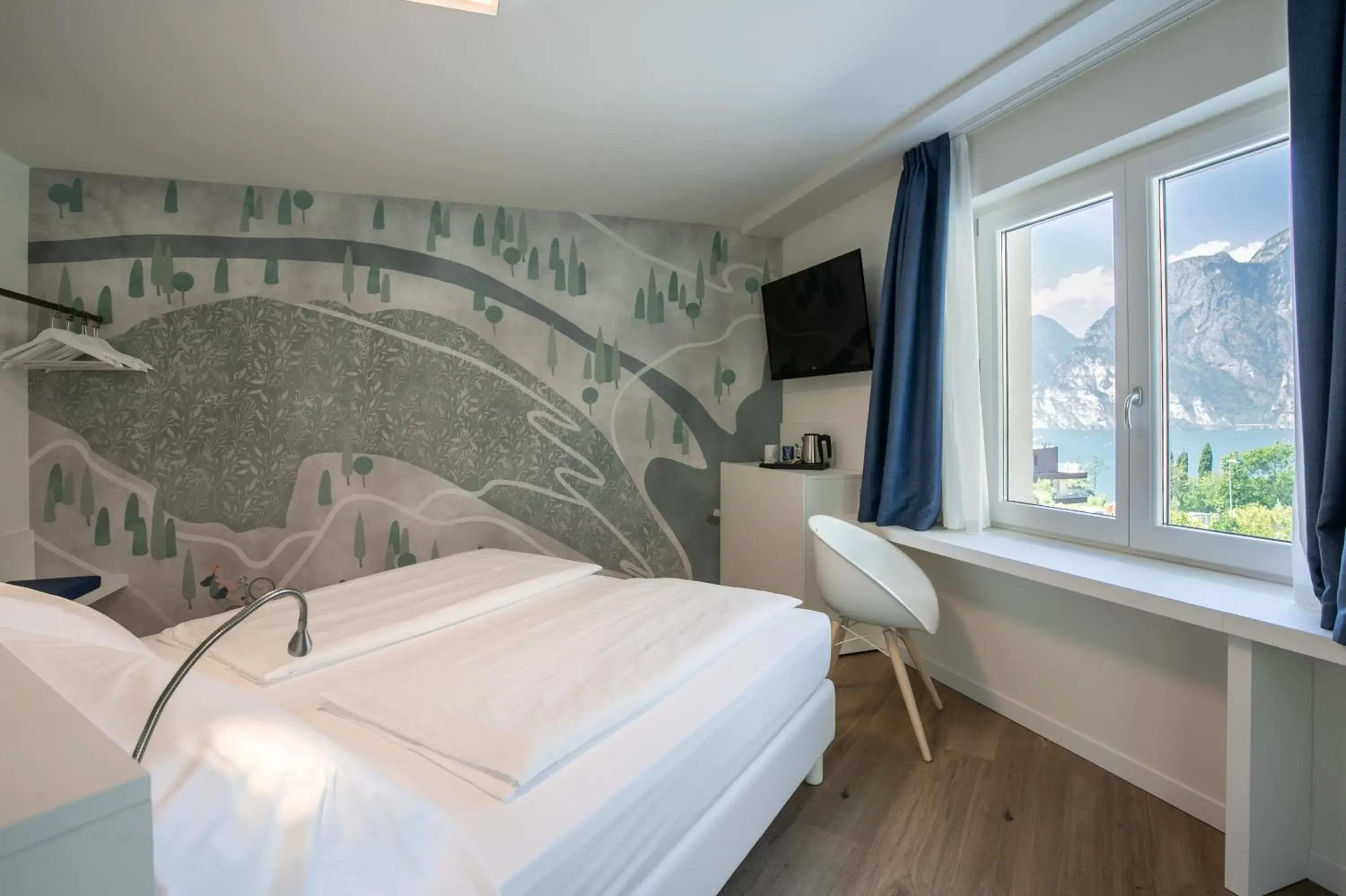 Photo of the whole room, Bed in SeeLE Garda Hotel