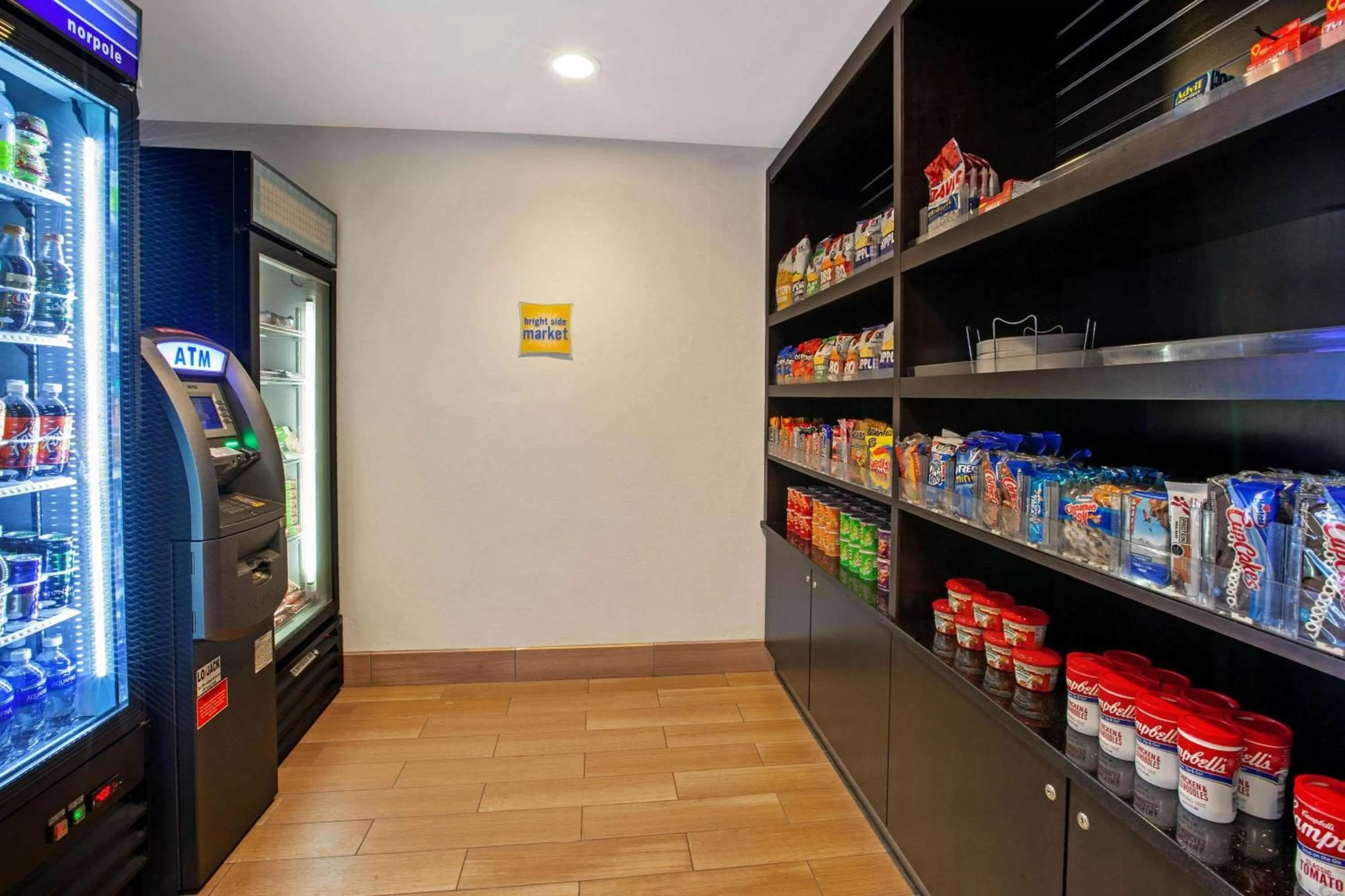 Restaurant/places to eat in La Quinta Inn & Suites by Wyndham Detroit Metro Airport