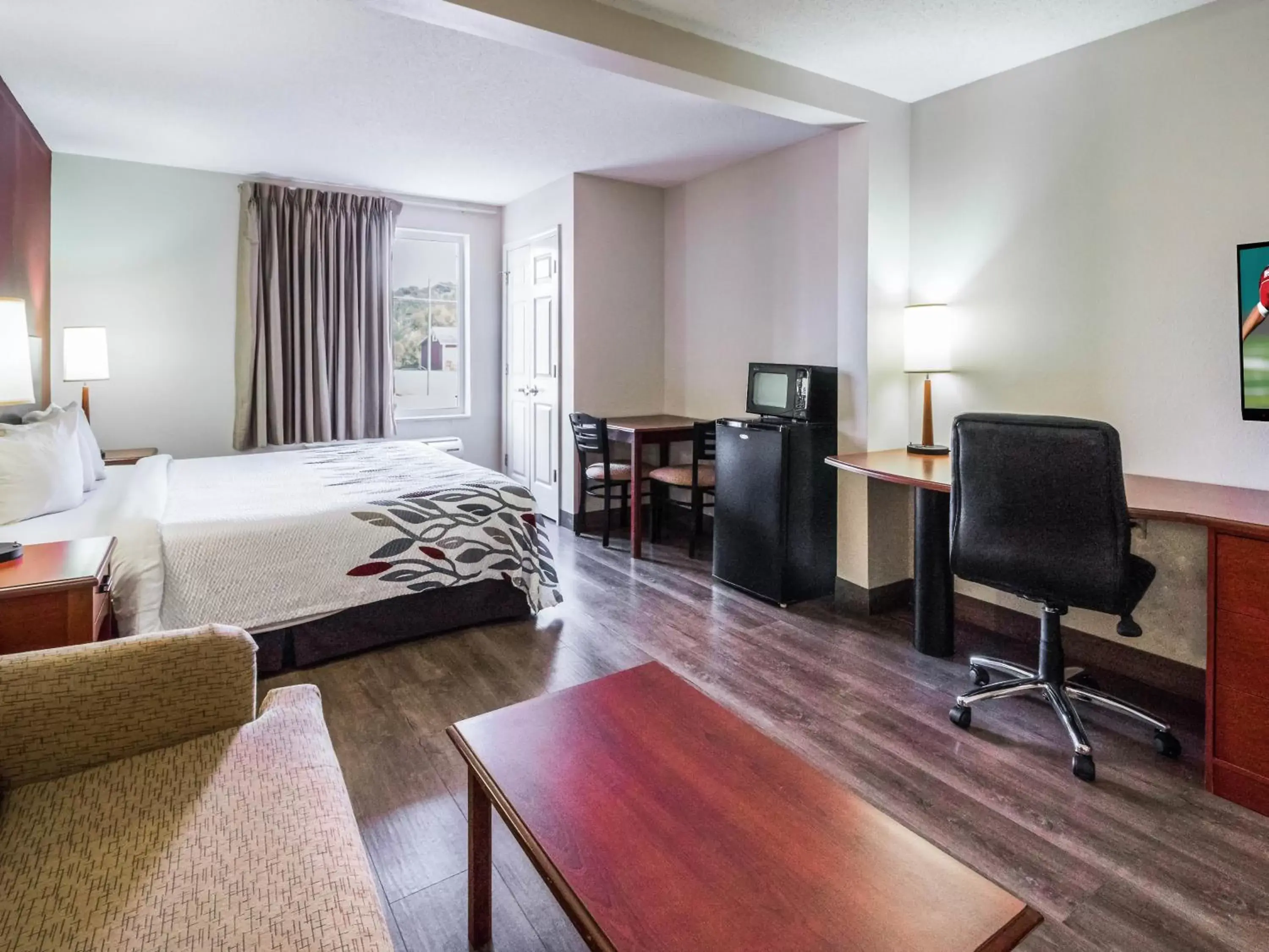 Bedroom, Bed in Red Roof Inn Etowah – Athens, TN Bedroom, Bed in Red Roof Inn Etowah – Athens, TN