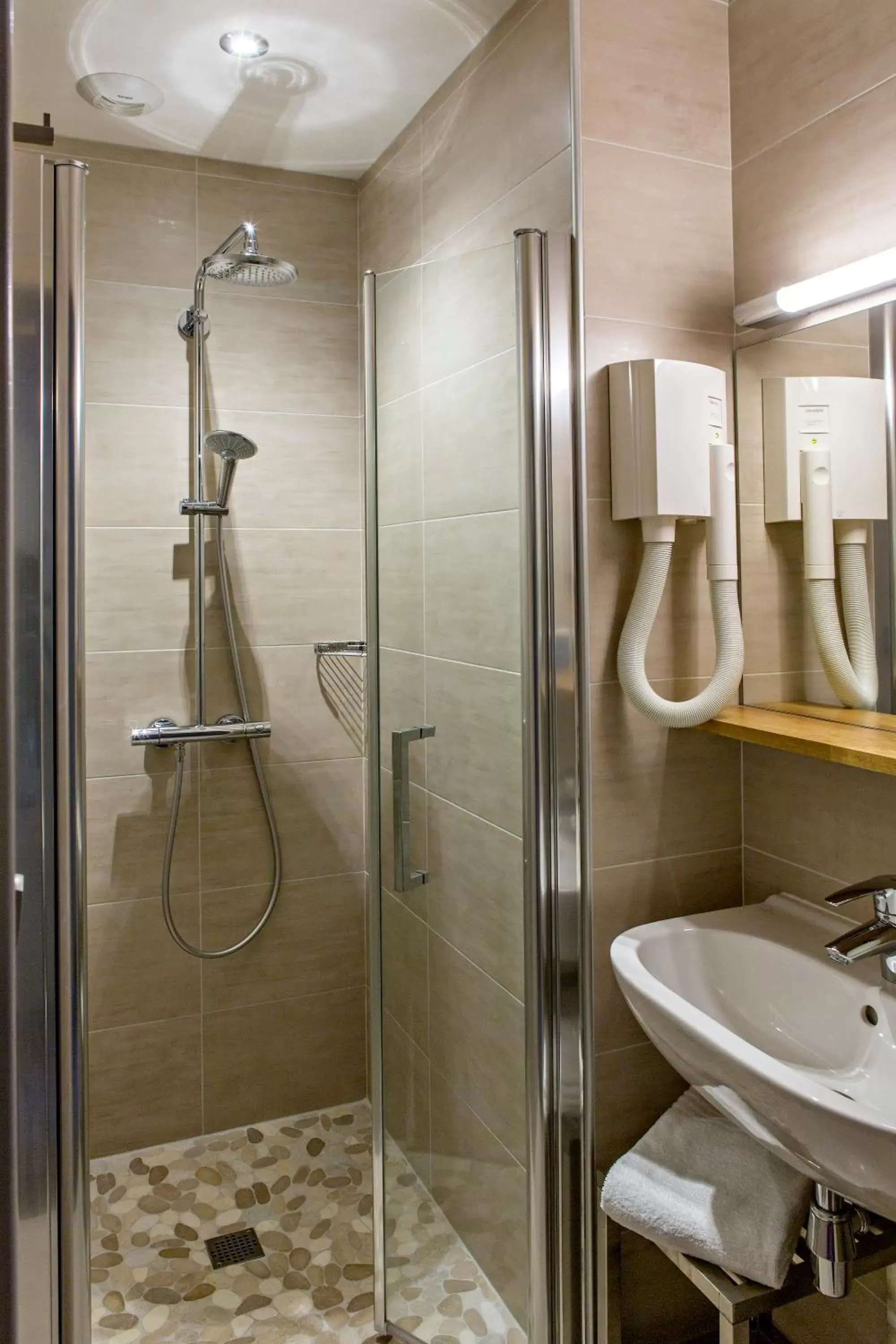 Bathroom in Best Western Grand Hotel de Bordeaux