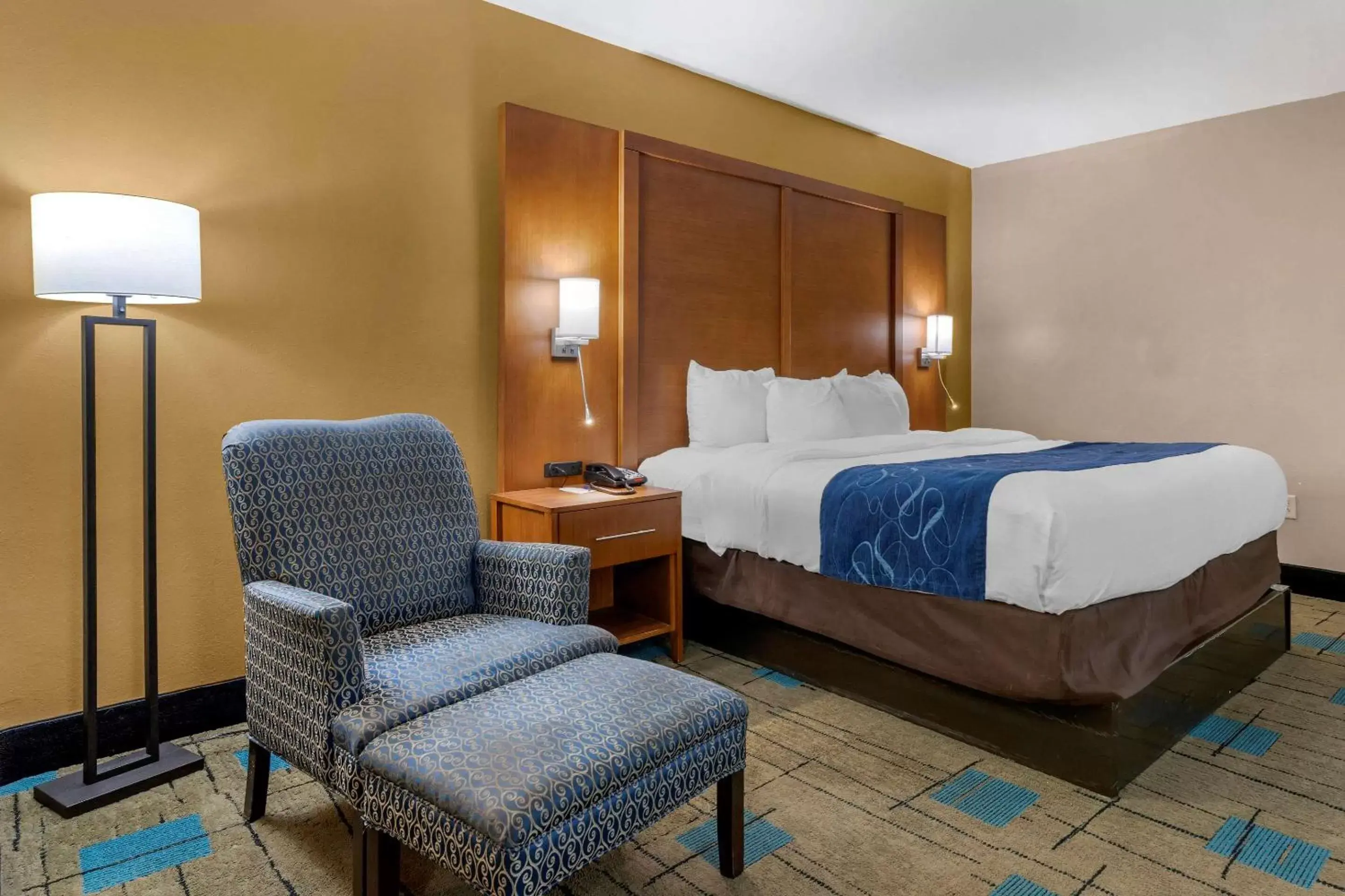 Photo of the whole room, Bed in Comfort Suites near MCAS Beaufort