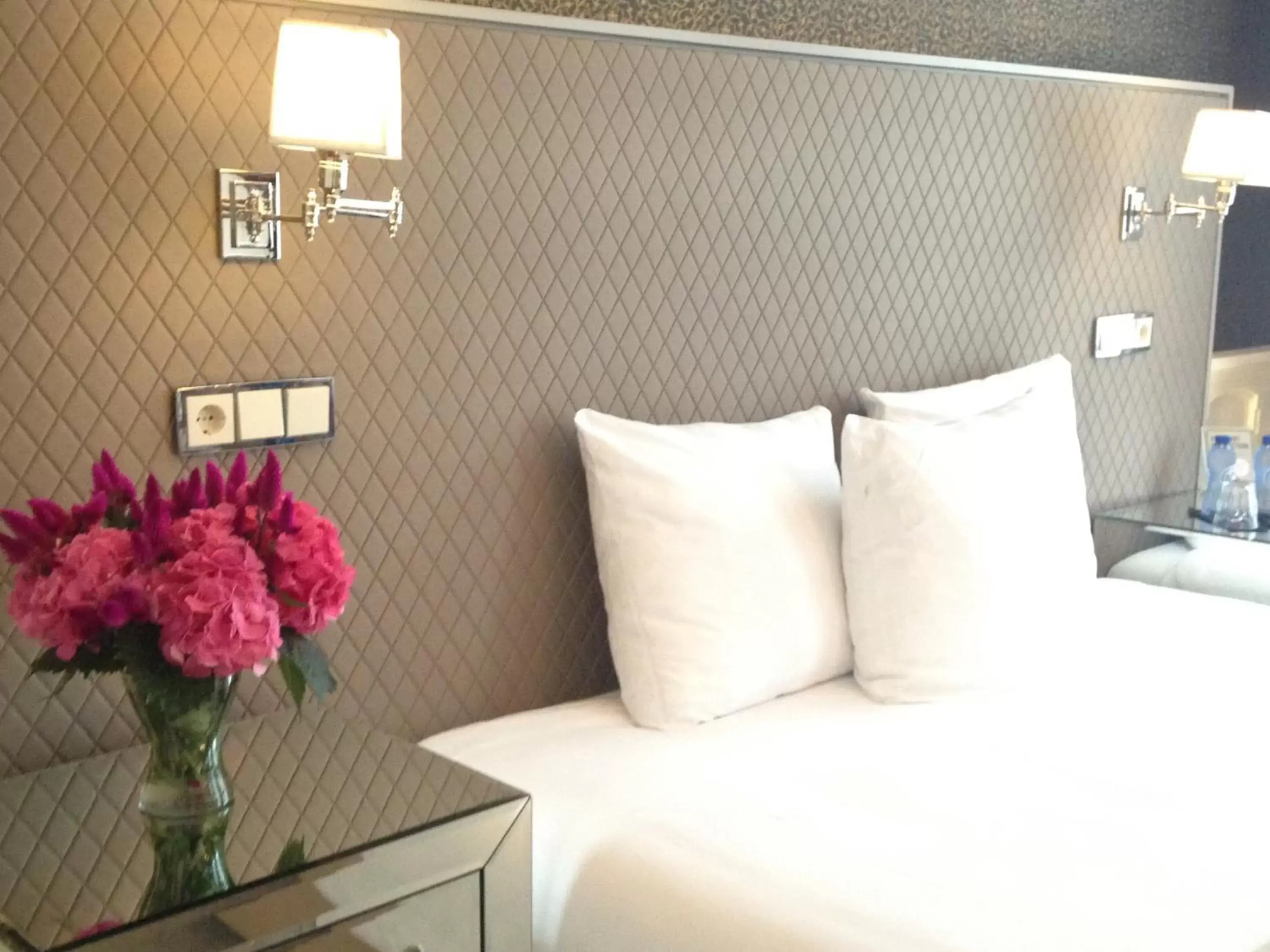 bunk bed, Room Photo in Apple Inn Hotel