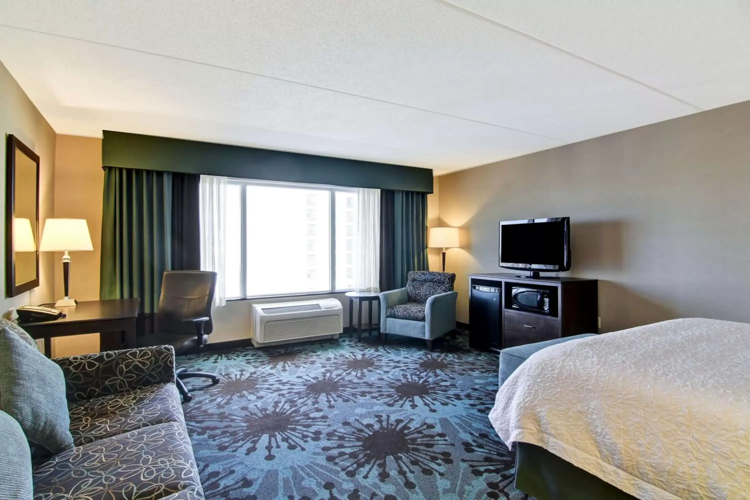 Bed, Seating Area in Hampton Inn by Hilton Toronto Airport Corporate Centre