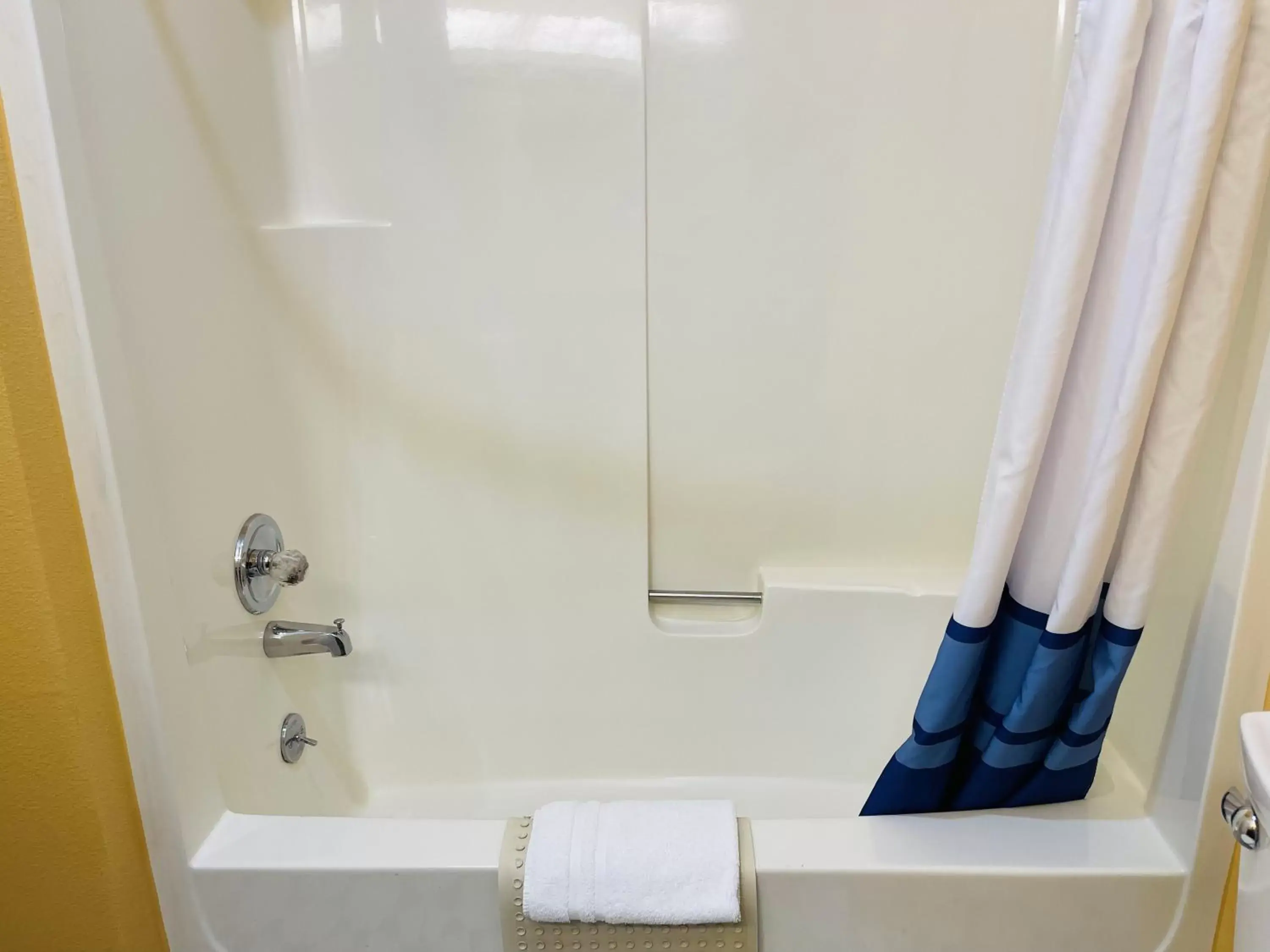 Bath, Bathroom in Apple Inn Motel