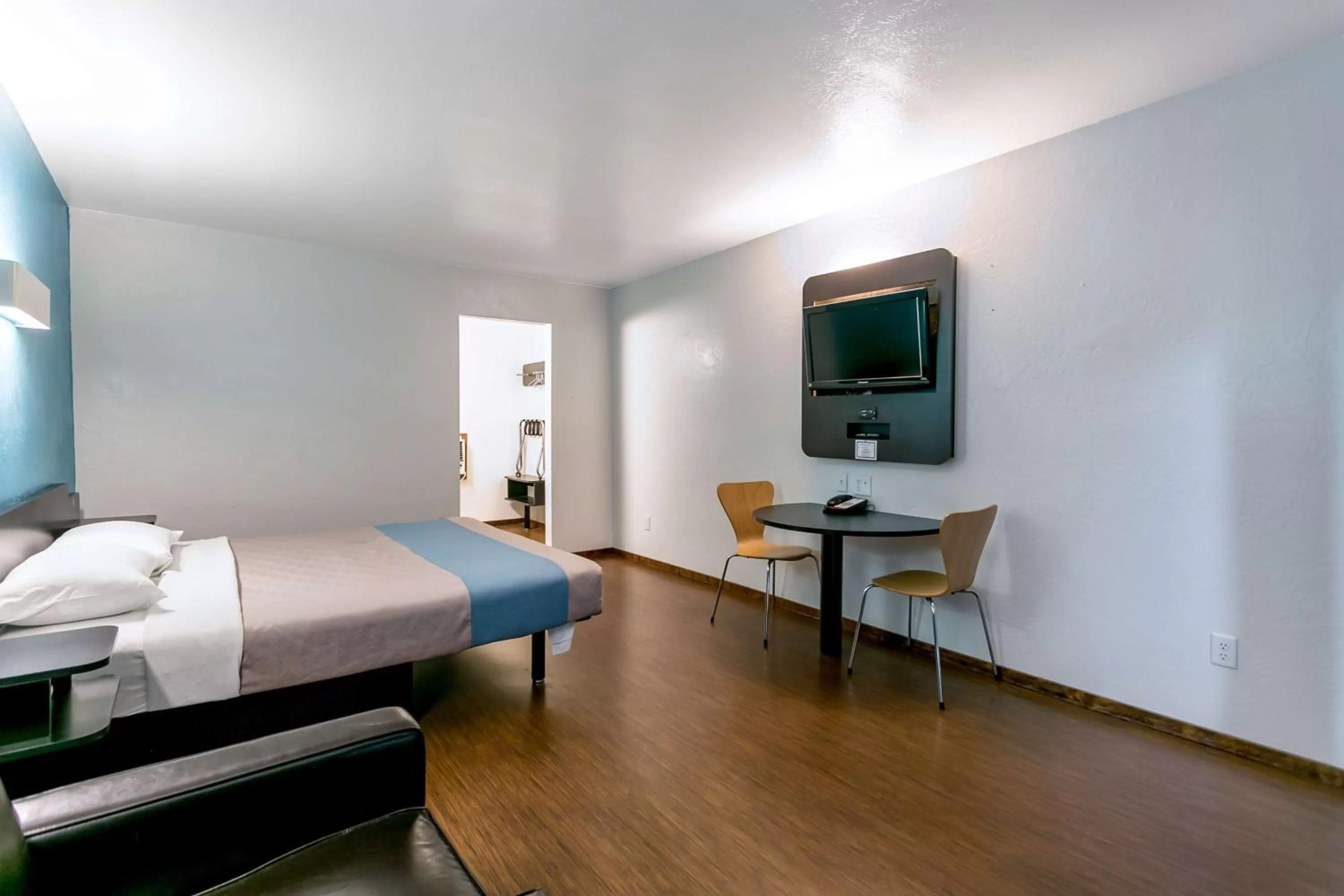 Photo of the whole room, Bed in Motel 6 University Missoula