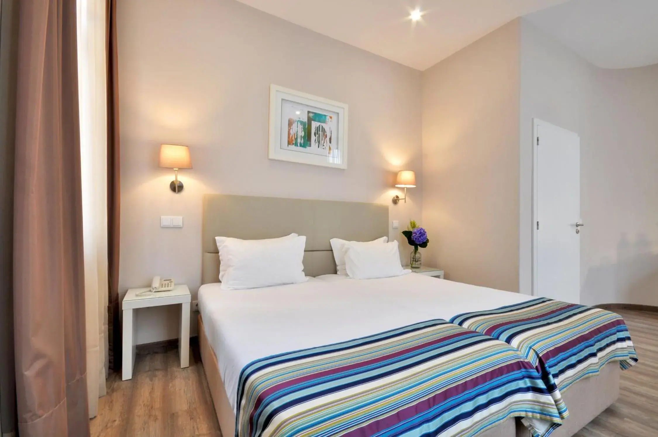 Shower, Bed in Porto Domus Hotel