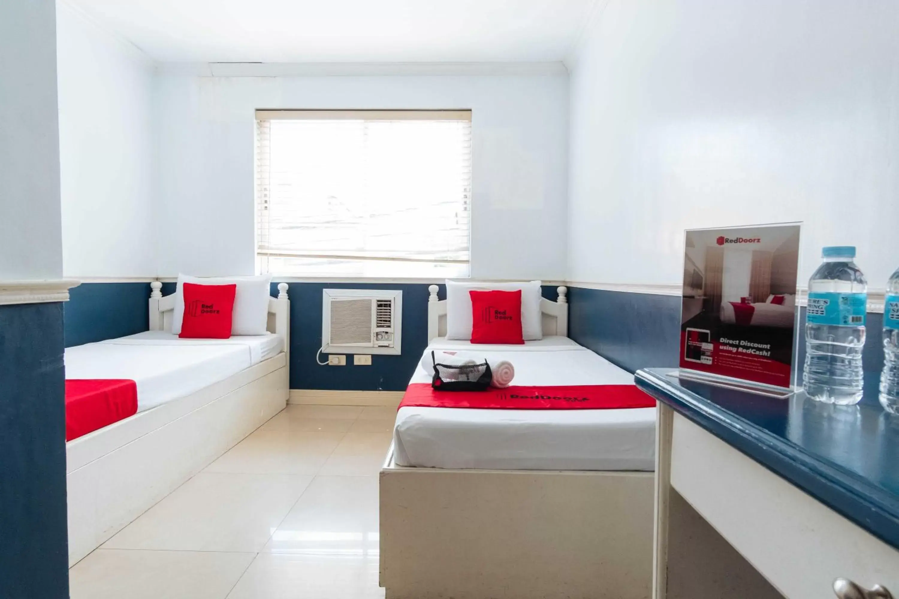 Bedroom, Kitchen/Kitchenette in RedDoorz @ Bonifacio St Cebu