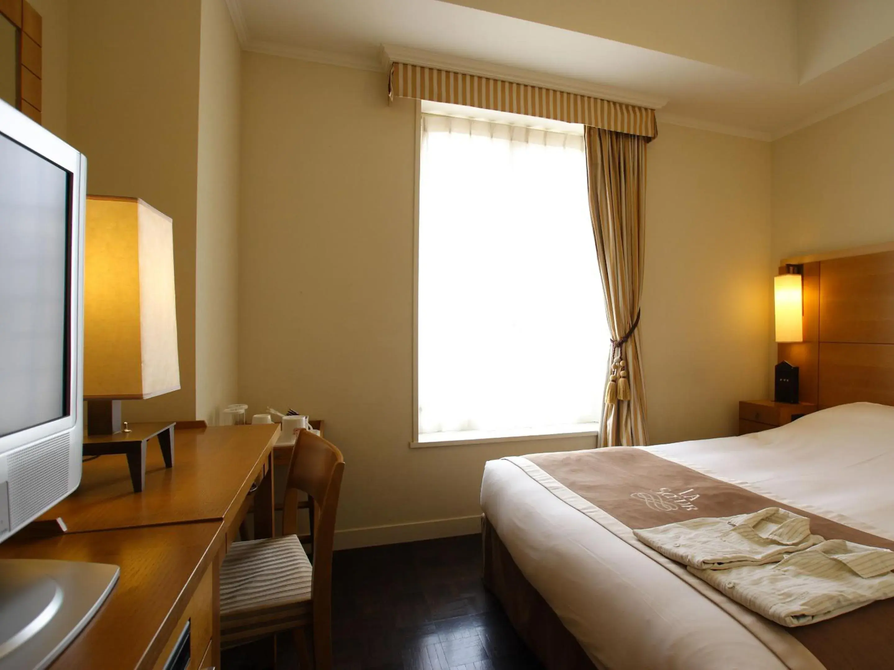 Photo of the whole room, Bed in Hotel Monterey Lasoeur Ginza