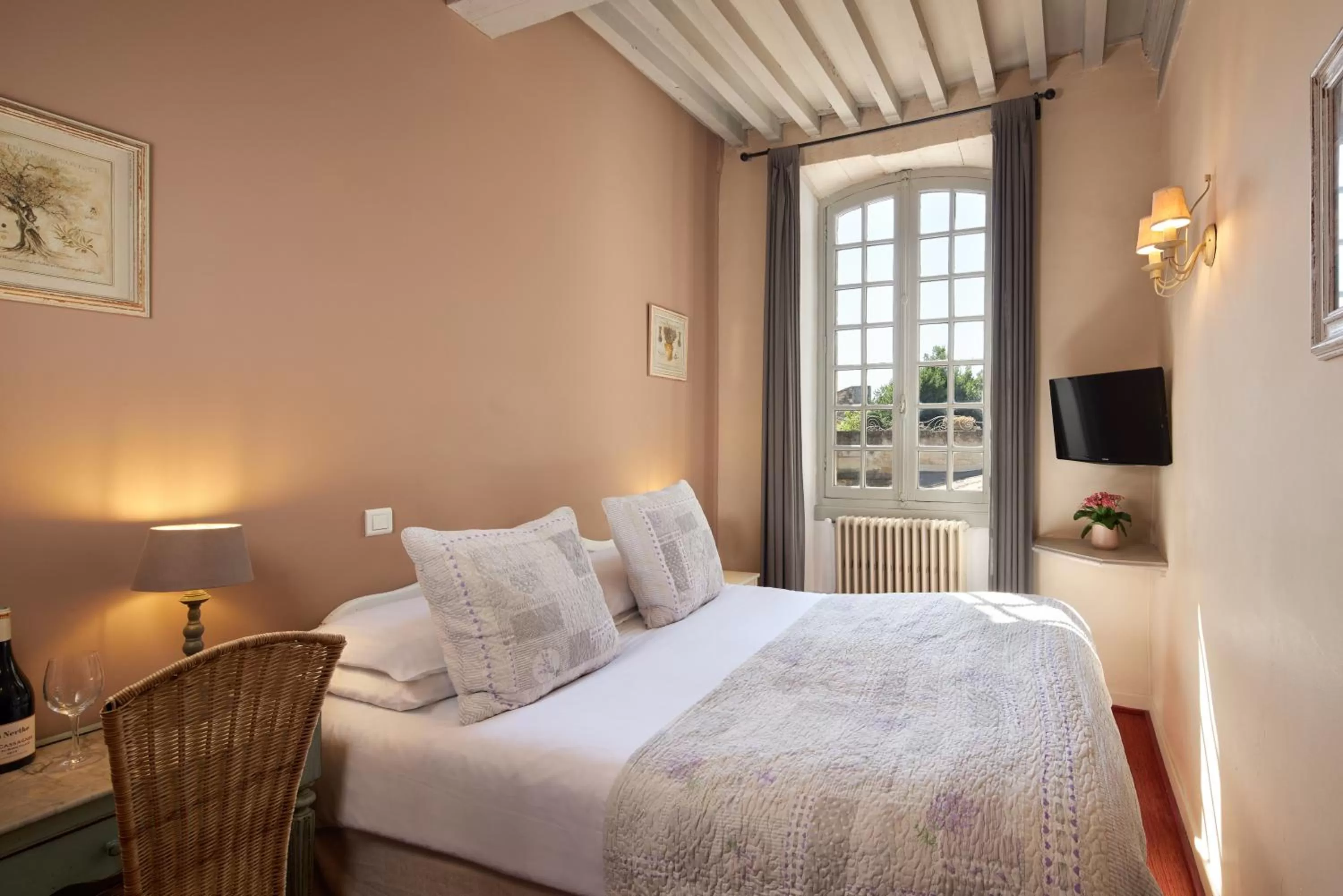 Photo of the whole room, Bed in Hotel De L'Atelier