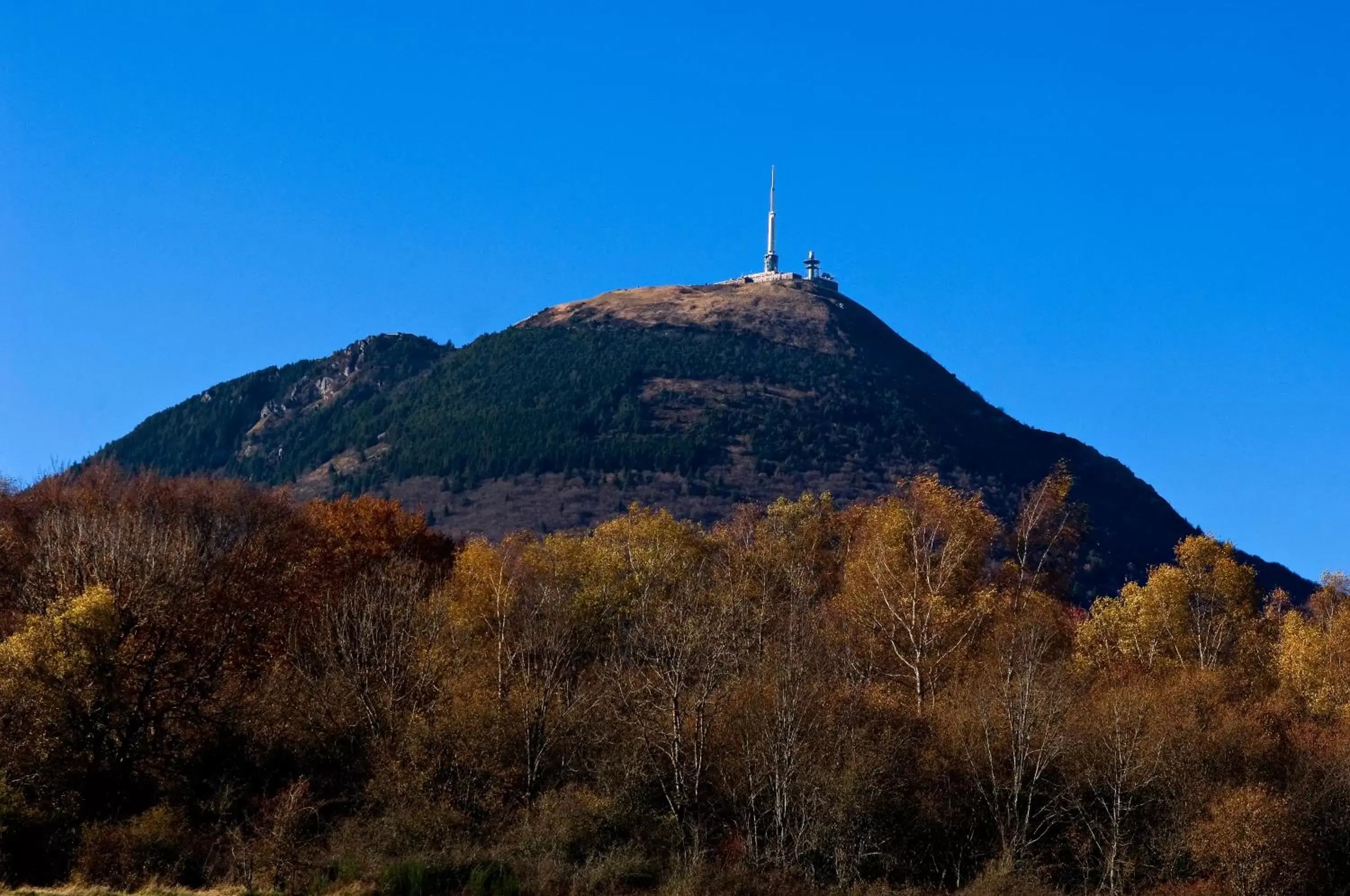 Nearby landmark, Mountain View in ibis budget Clermont Ferrand Nord Riom