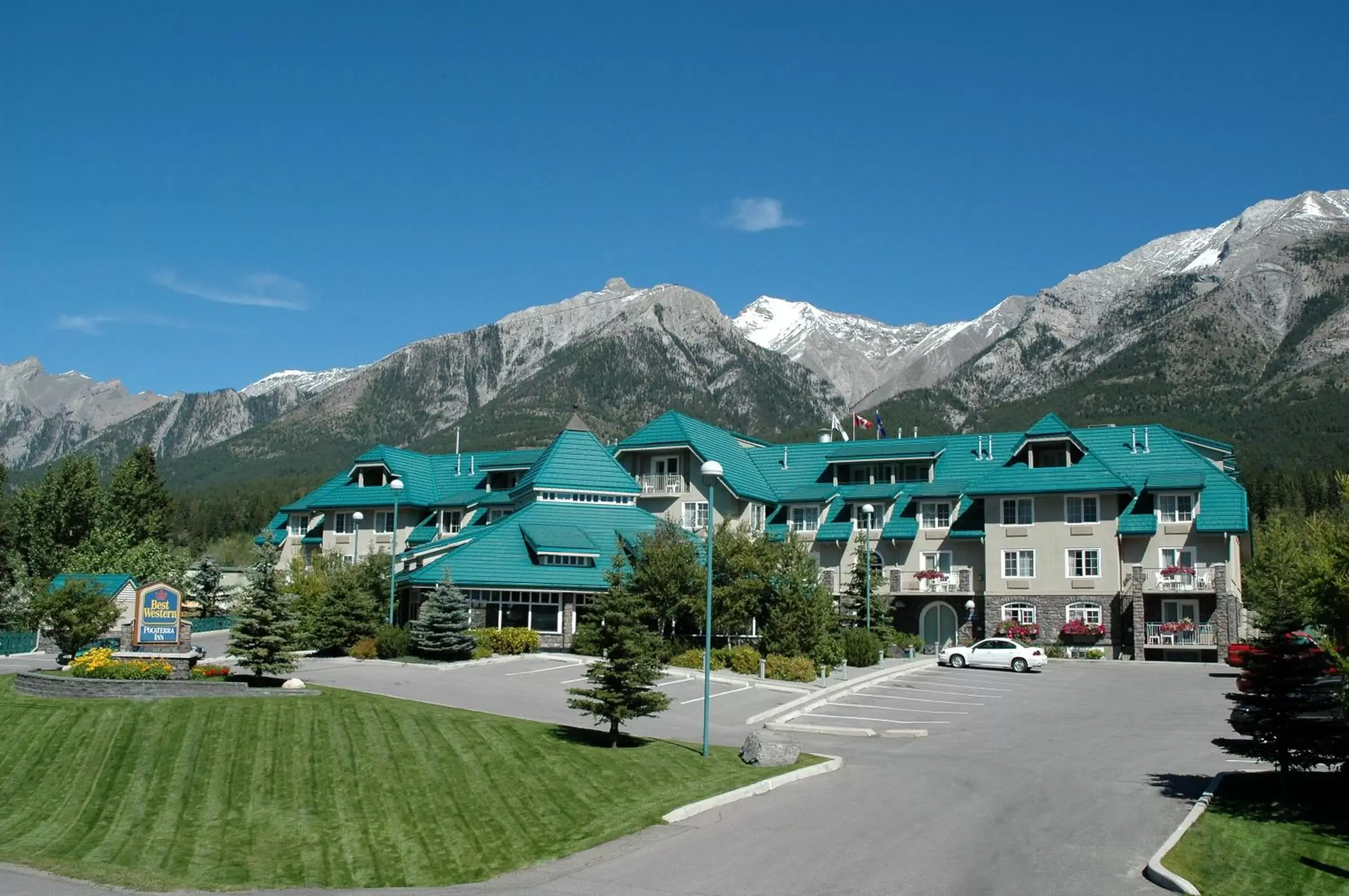 Property building in Pocaterra Inn & Waterslide Property building in Pocaterra Inn & Waterslide