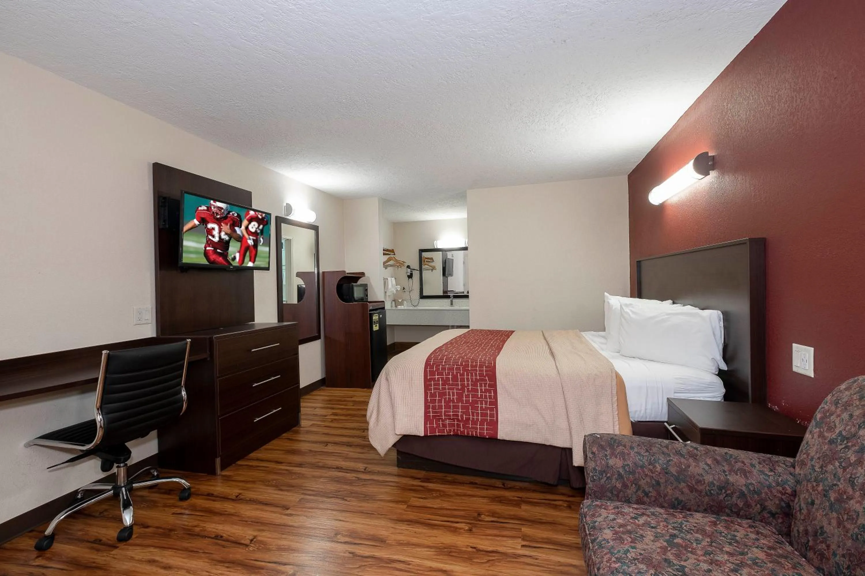 Photo of the whole room, Bed in Red Roof Inn Starkville - University