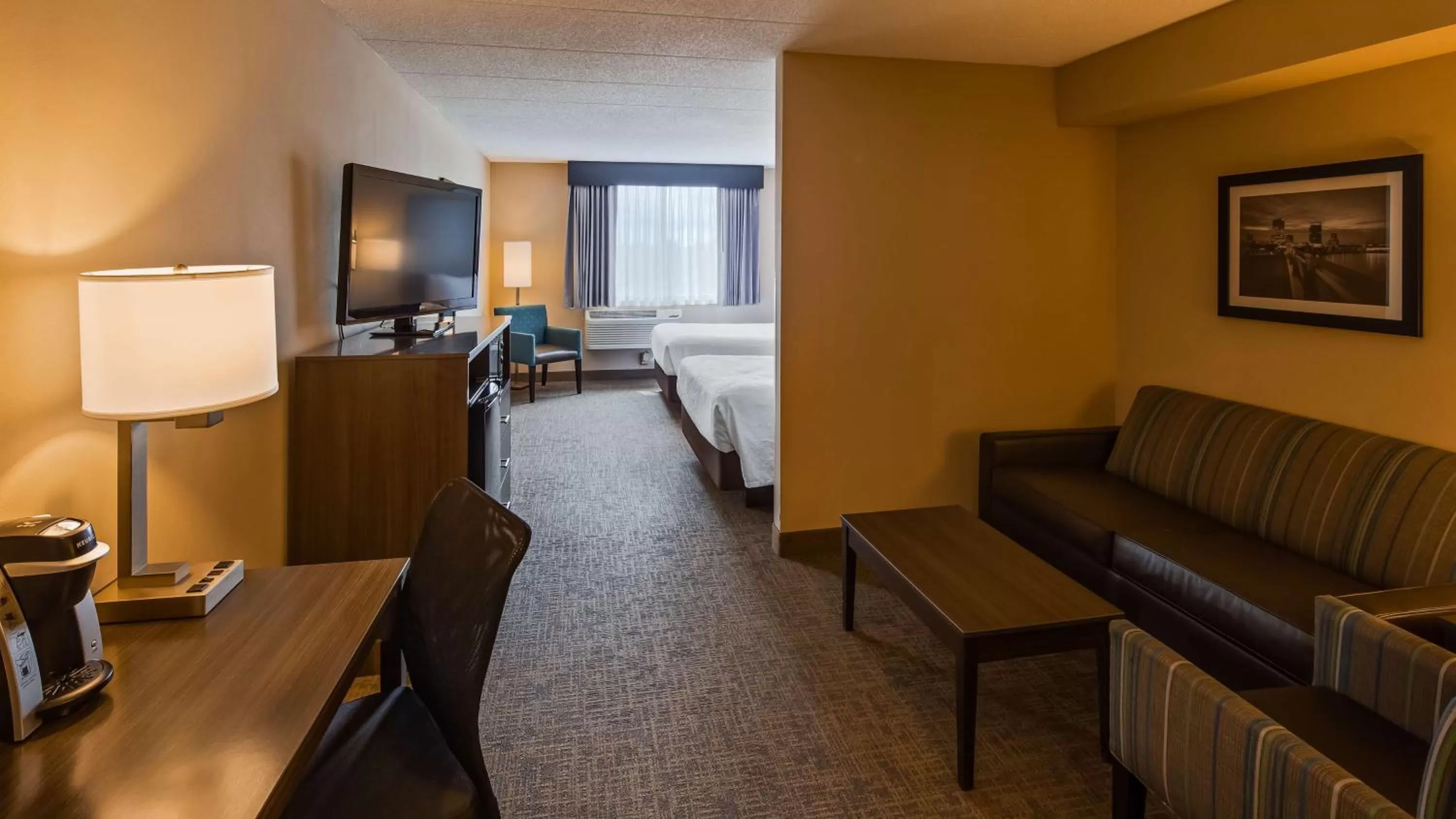 Photo of the whole room, Bed in Best Western East Towne Suites