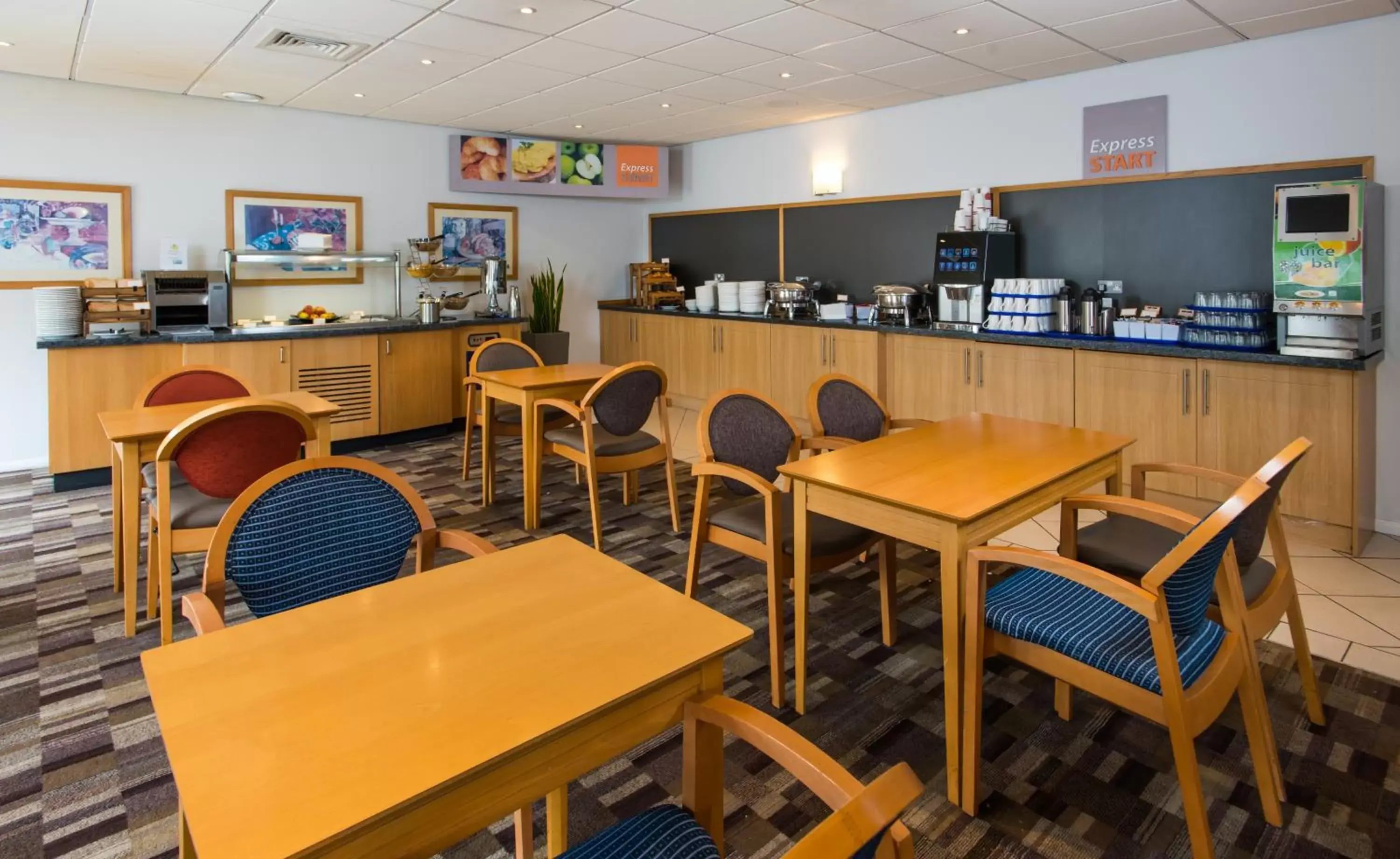 Breakfast, Restaurant/Places to Eat in Holiday Inn Express Gloucester - South, an IHG Hotel