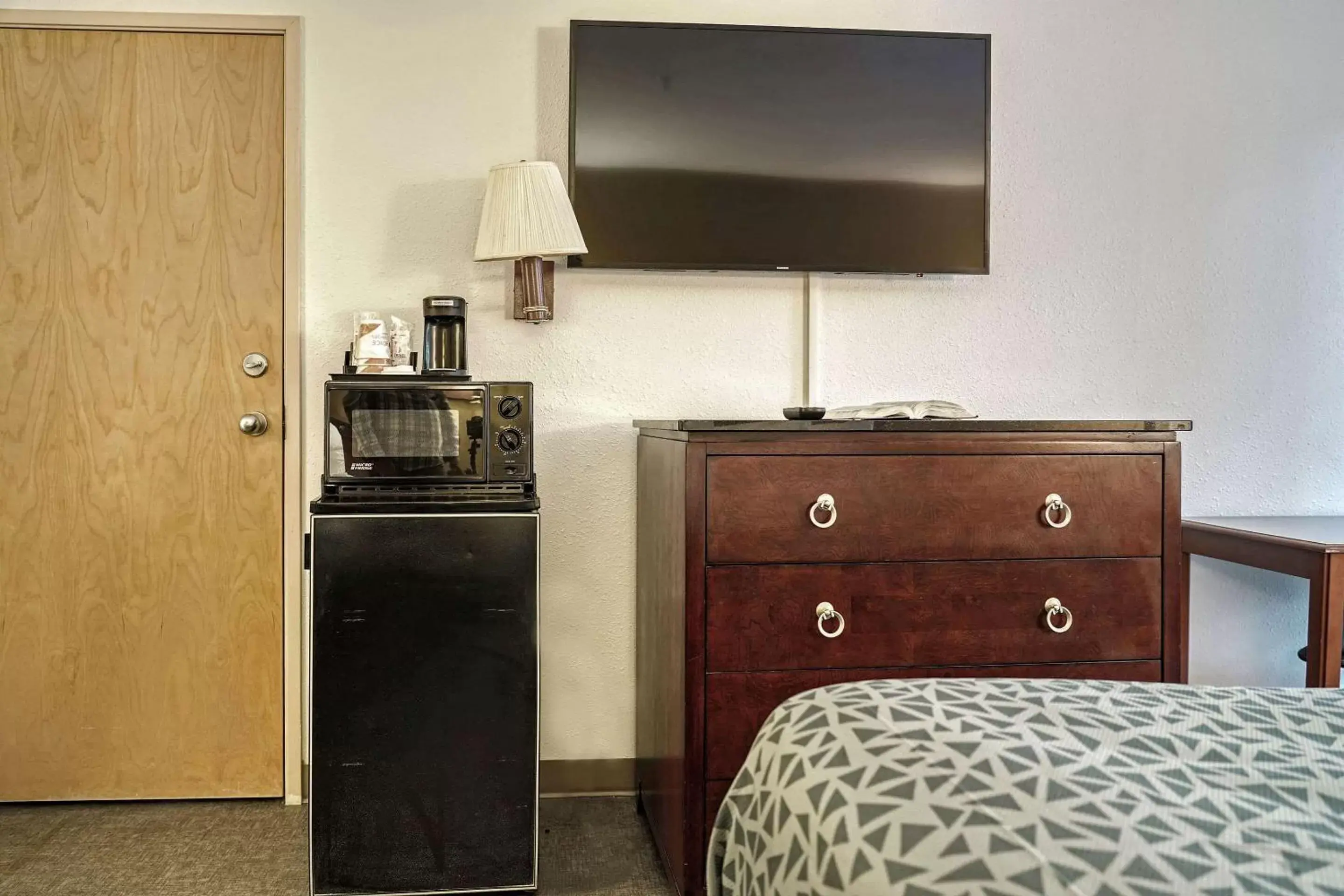 Bedroom, TV/Entertainment Center in Econo Lodge Raleigh near Walnut Creek Amphitheatre