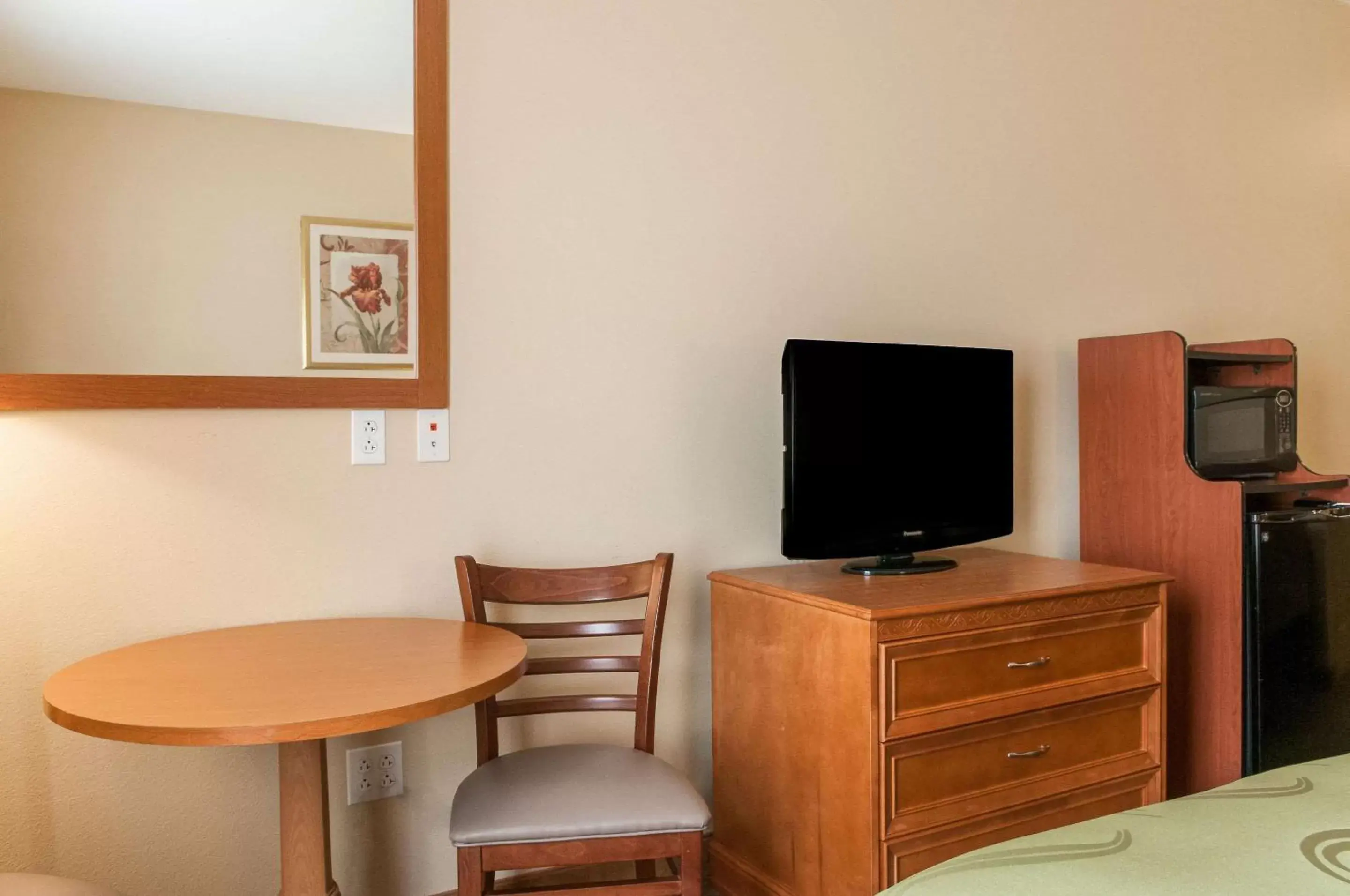 Photo of the whole room, TV/Entertainment Center in Quality Inn & Suites Houma