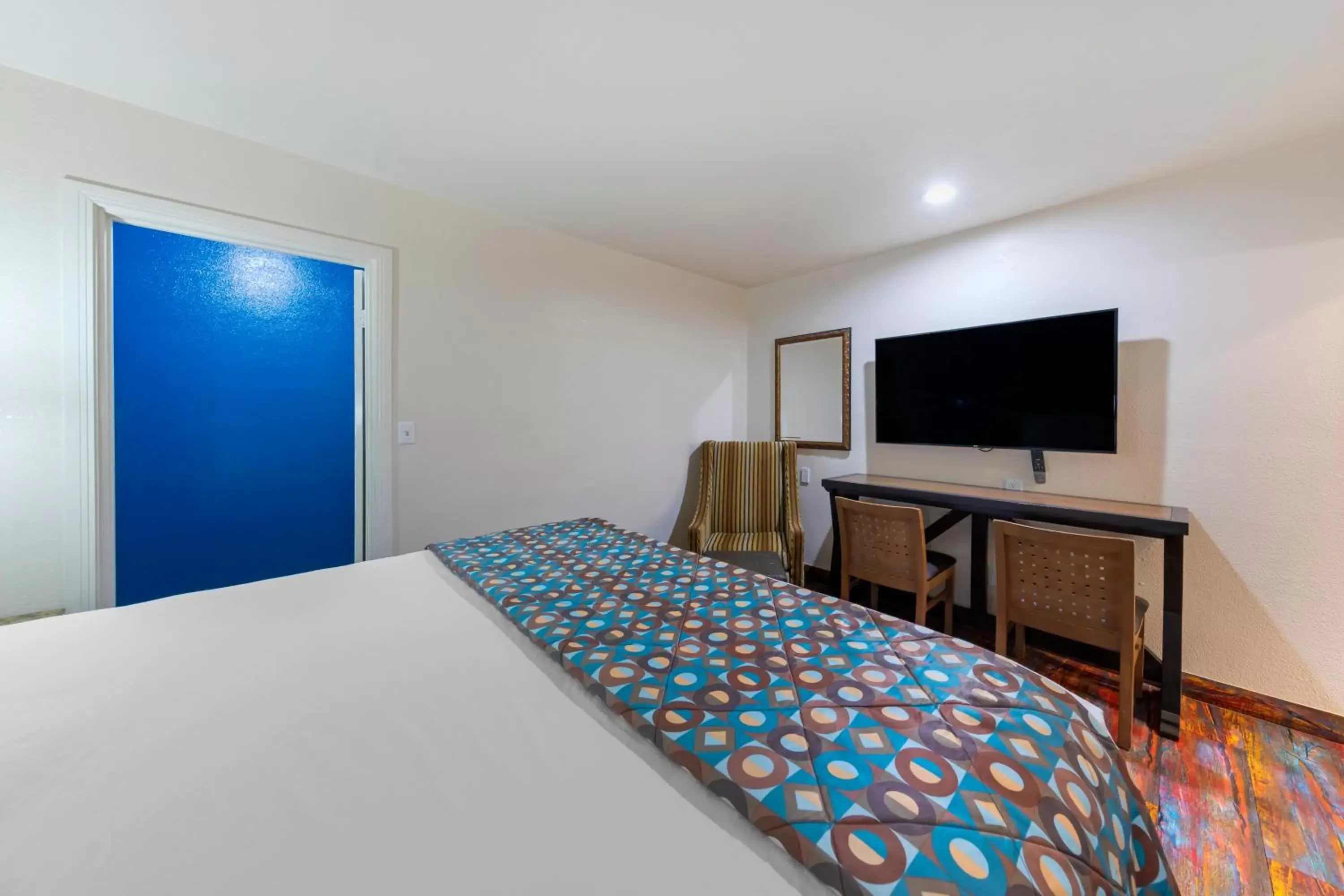 Photo of the whole room, Bed in Anaheim Discovery Inn and Suites Photo of the whole room, Bed in Anaheim Discovery Inn and Suites