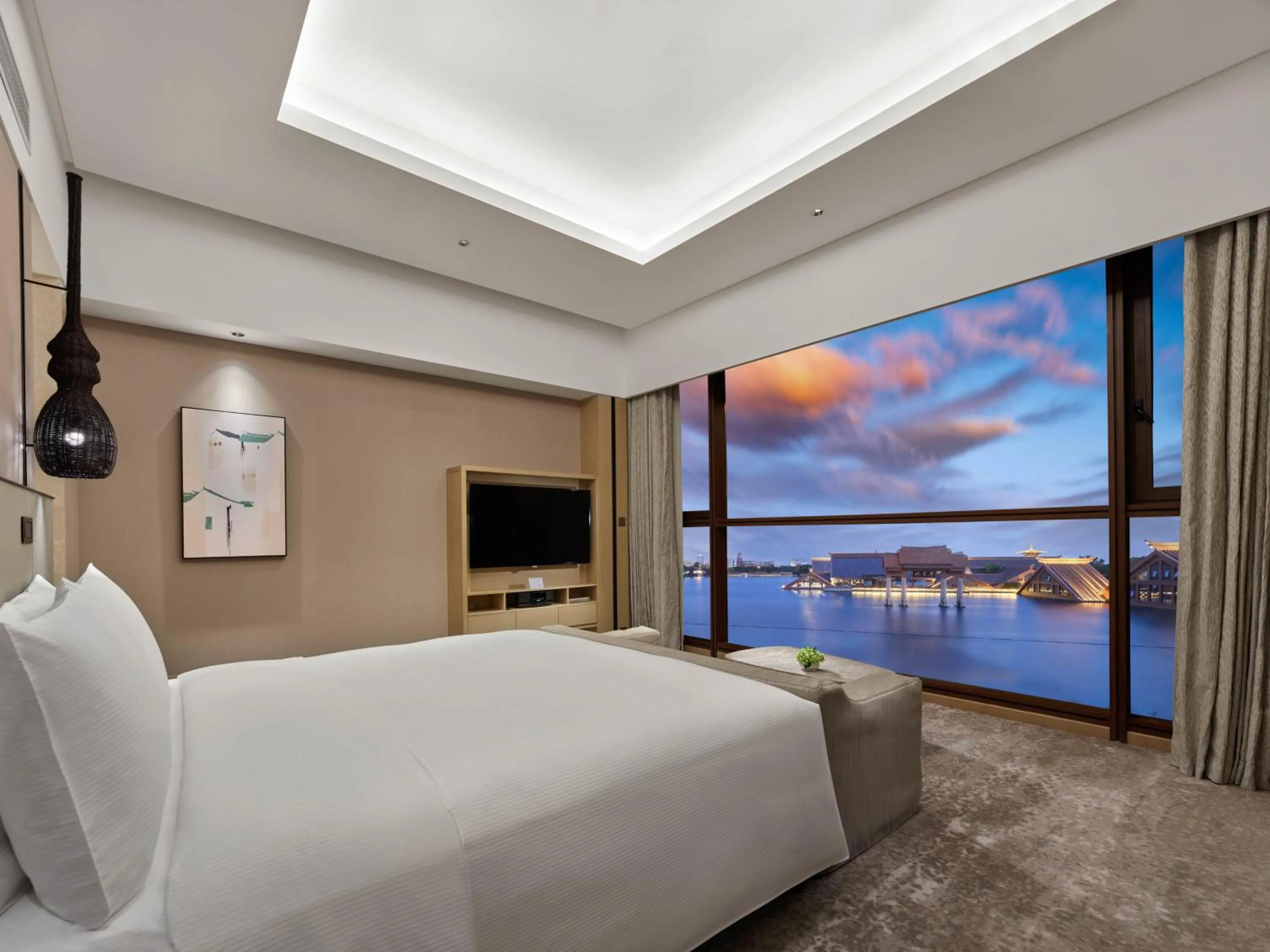 Lake view, Bed in Hilton Shanghai Songjiang Guangfulin