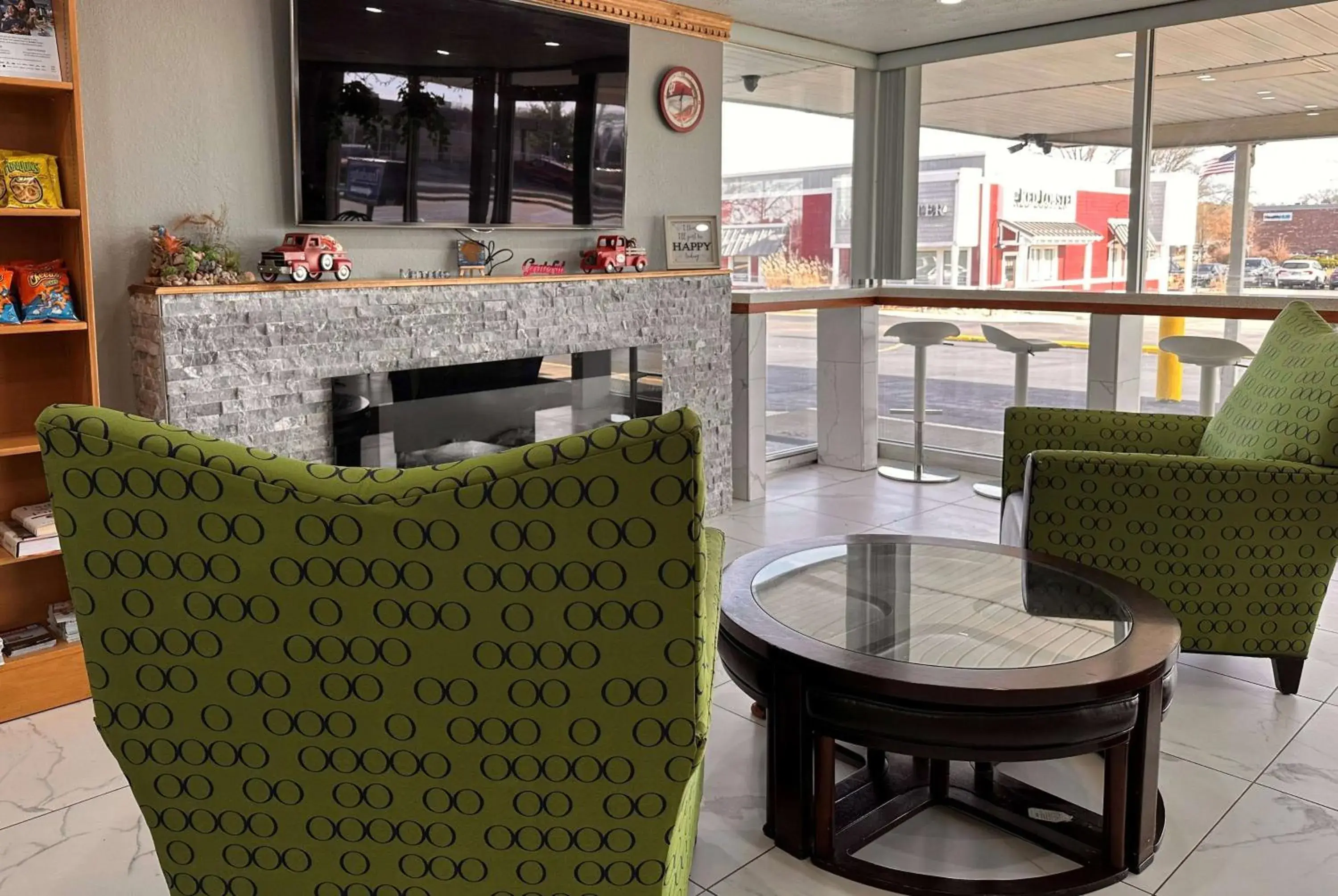 Lobby or reception, Restaurant/Places to Eat in Travelodge by Wyndham Bloomington