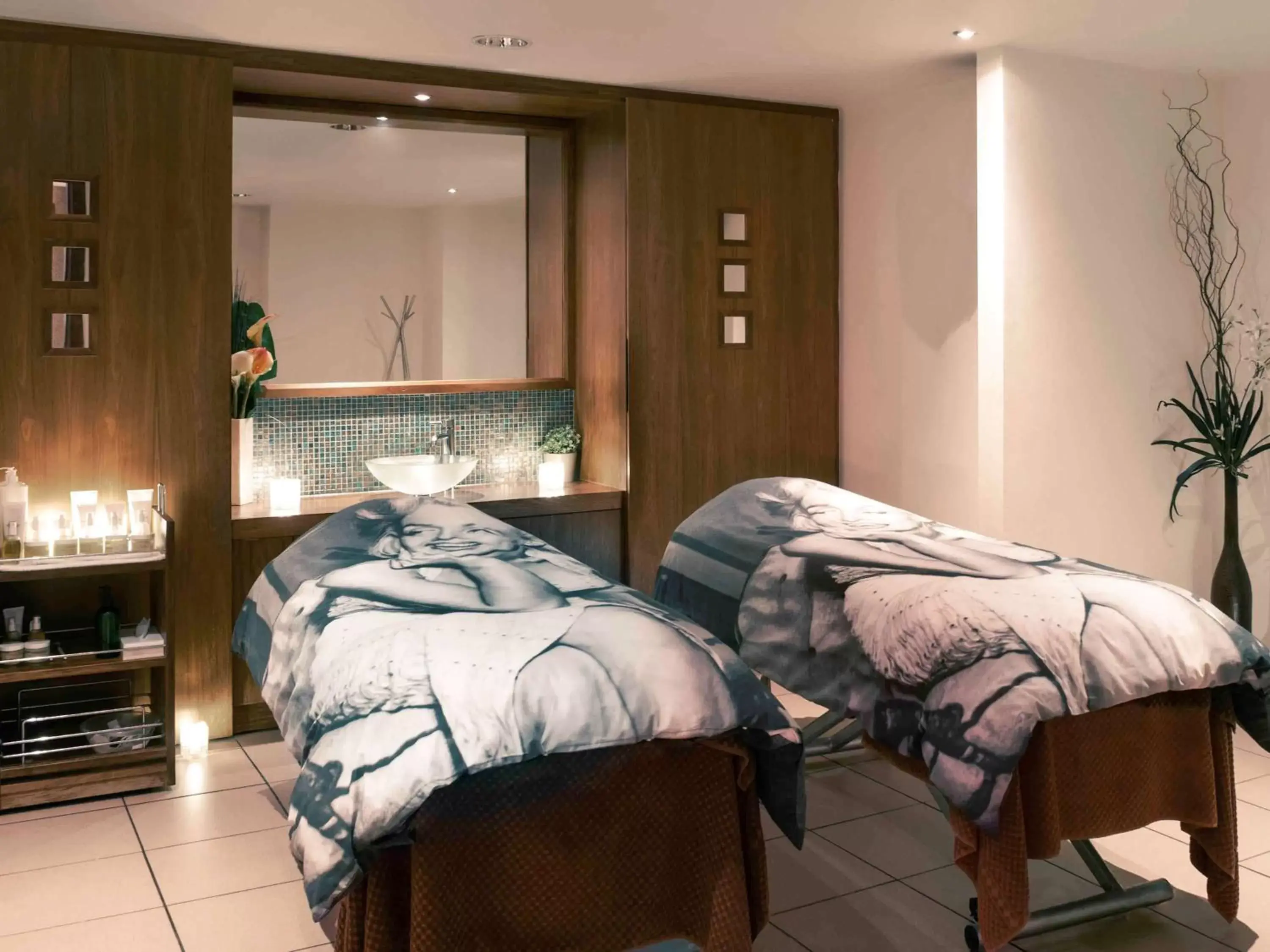 Spa and wellness centre/facilities, Bed in Mercure Cardiff Holland House Hotel & Spa
