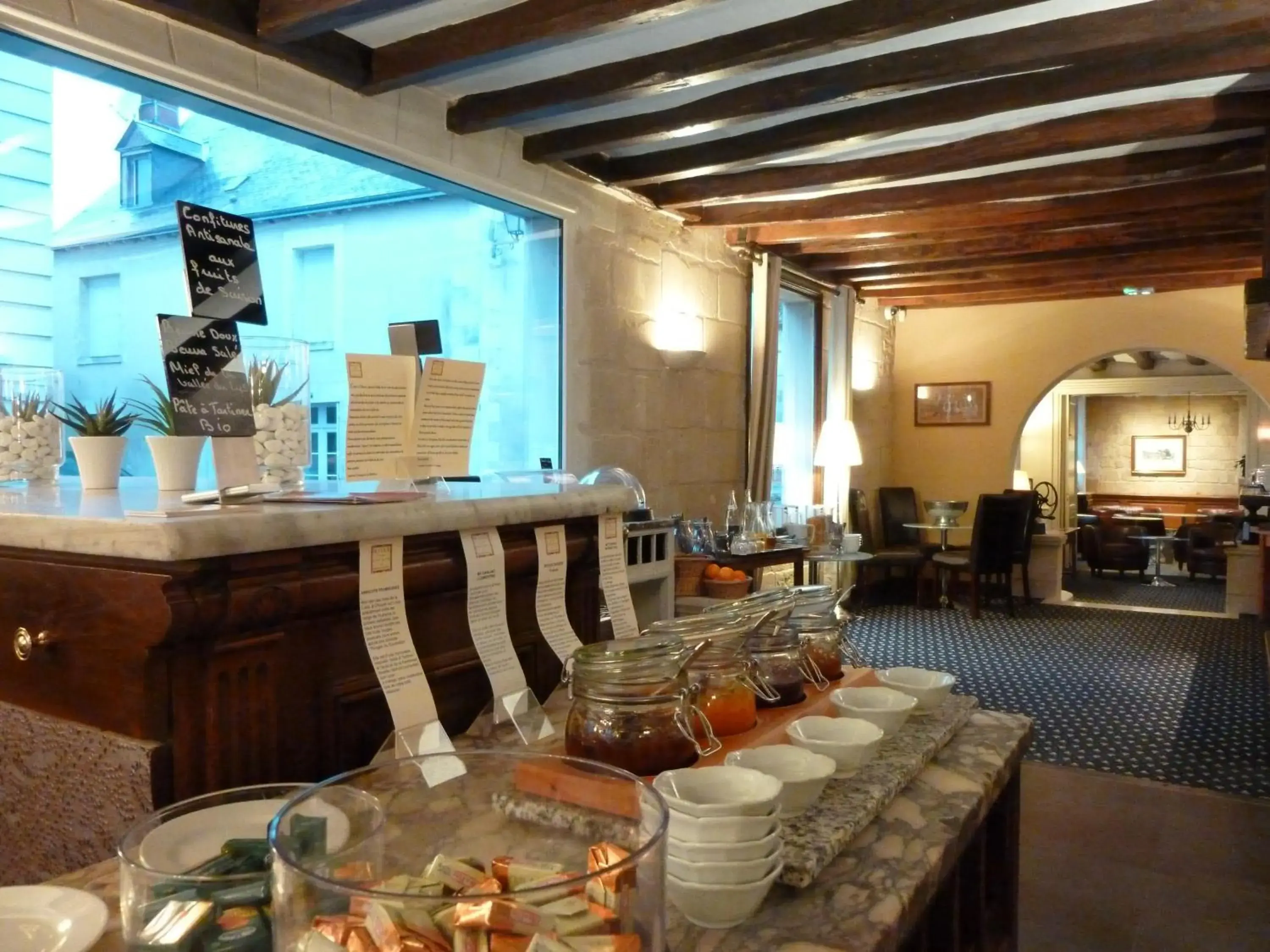 Buffet breakfast, Restaurant/Places to Eat in Hôtel Grand Monarque