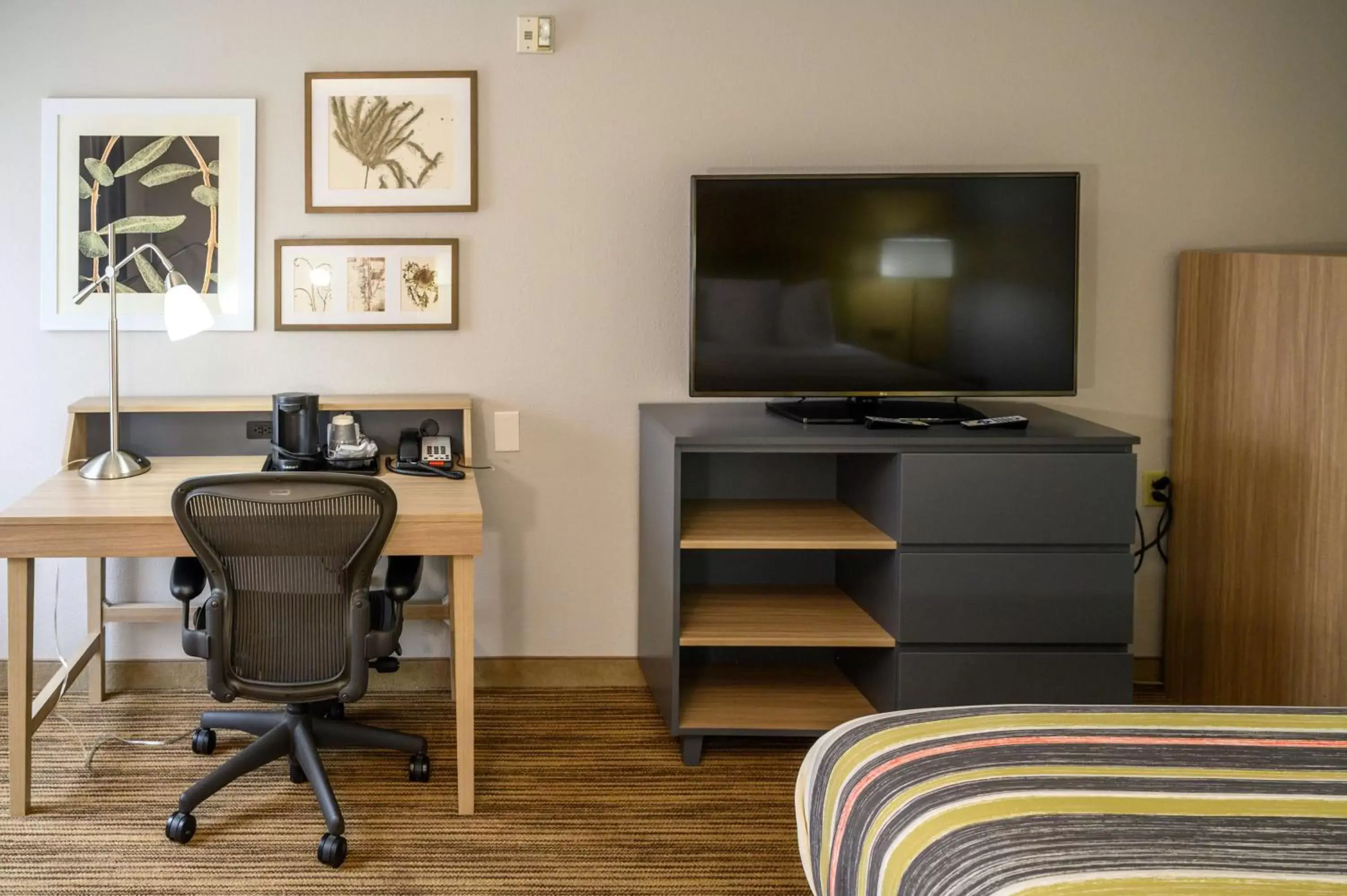 Bedroom, TV/Entertainment Center in Country Inn & Suites by Radisson, Greenfield, IN