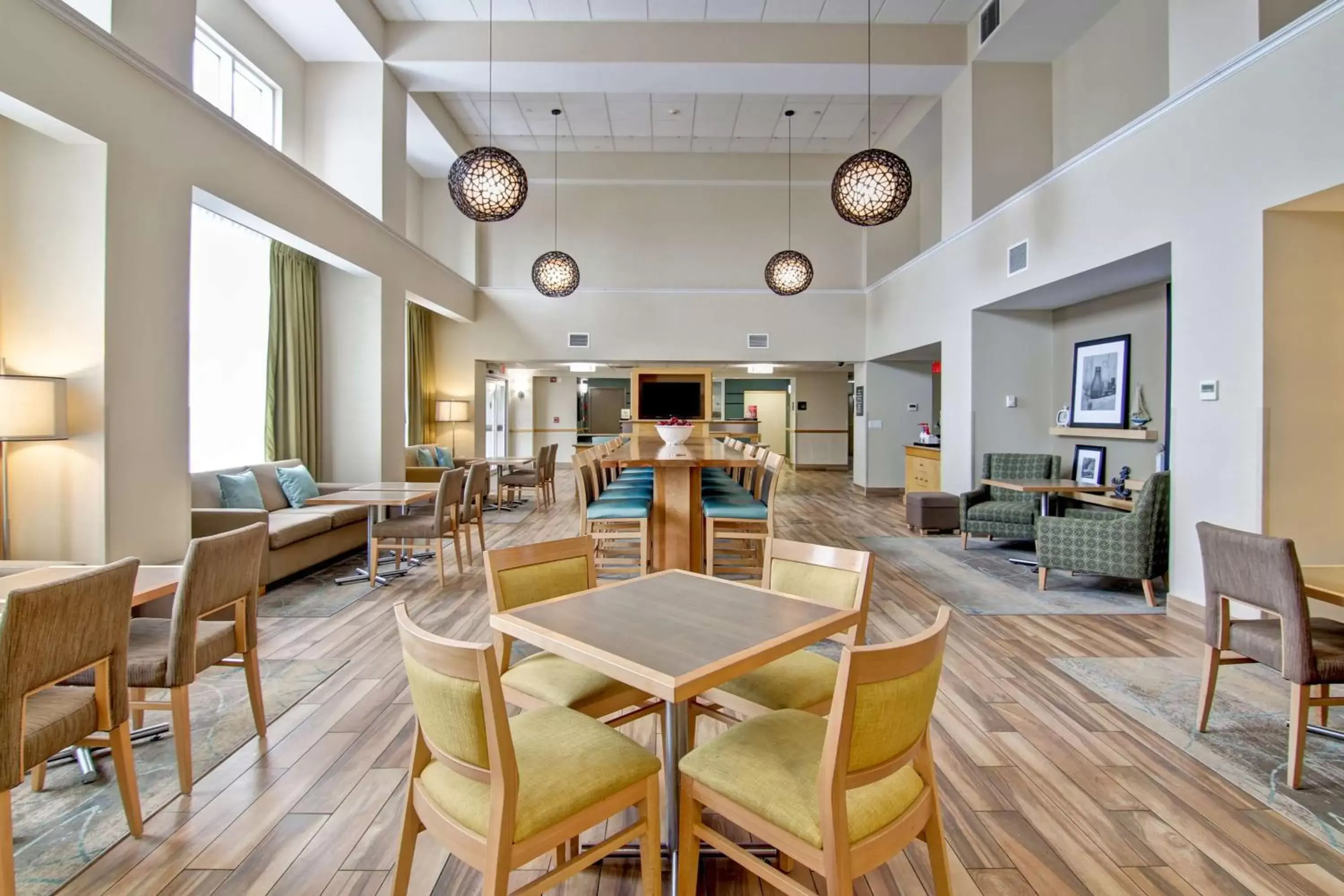 Dining Area in Hampton Inn & Suites Saint John
