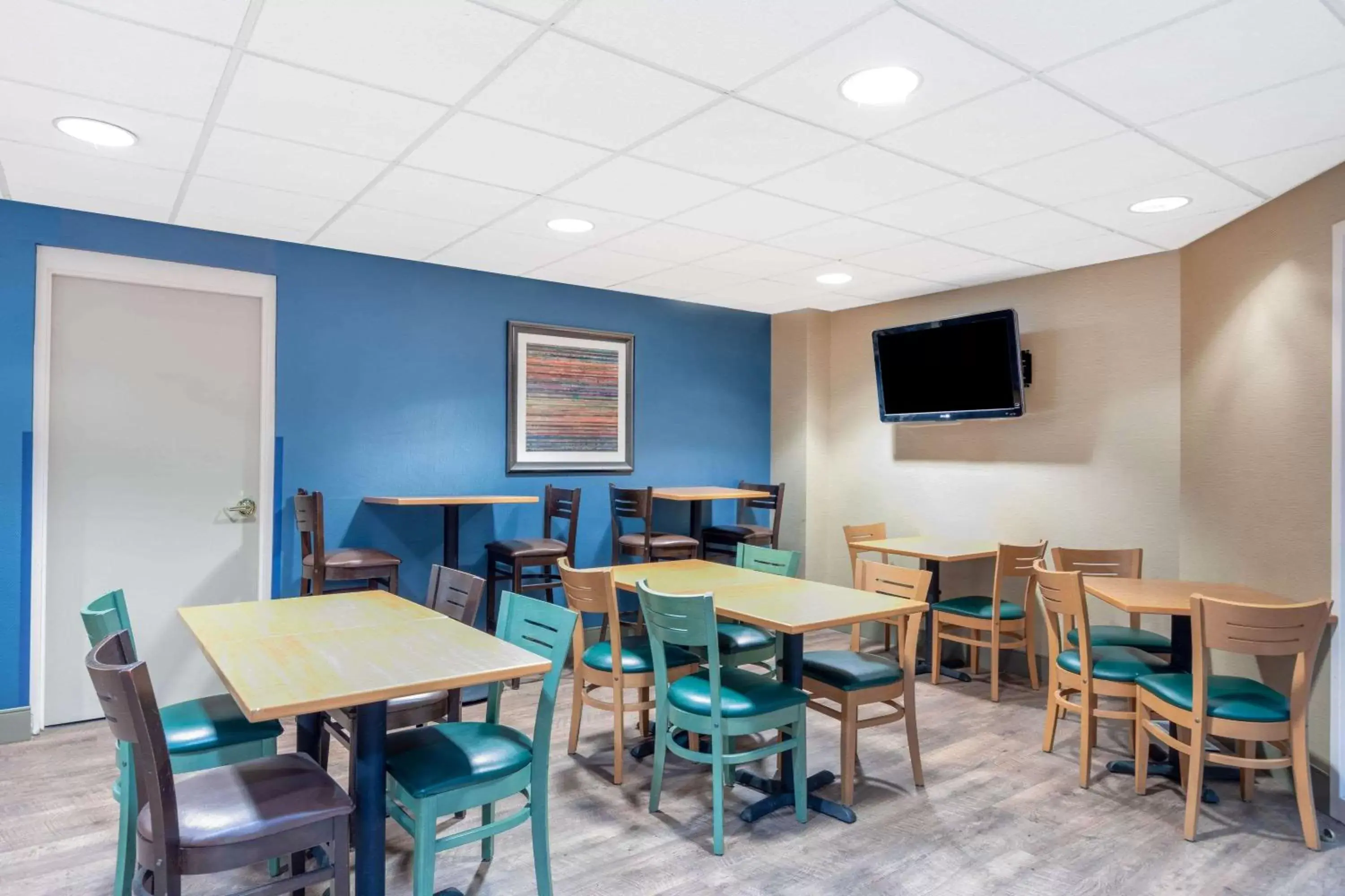 Restaurant/Places to Eat in Days Inn by Wyndham Eagan Minnesota Near Mall of America