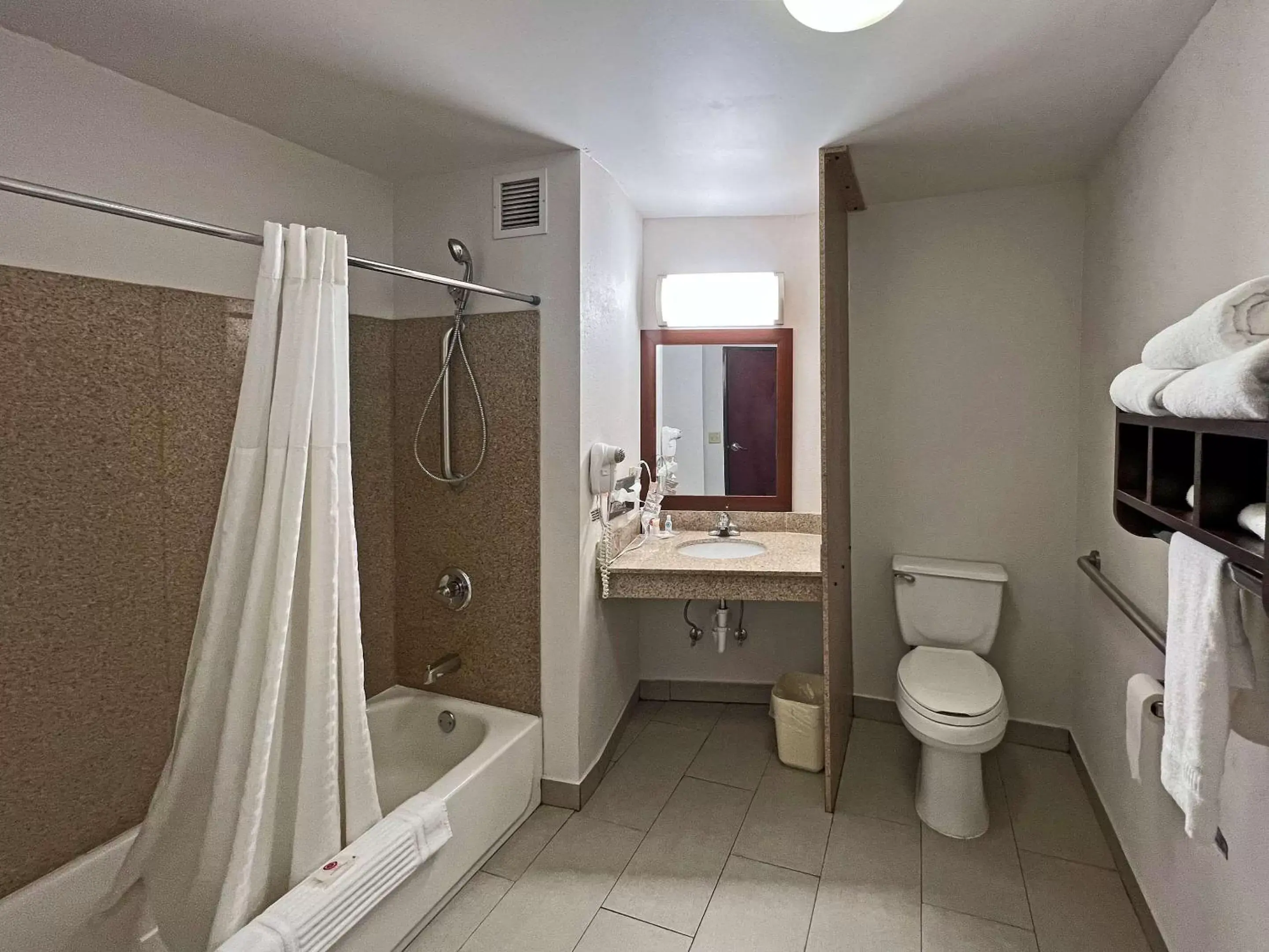 Bedroom, Bathroom in Comfort Suites Jackson - Cape Girardeau