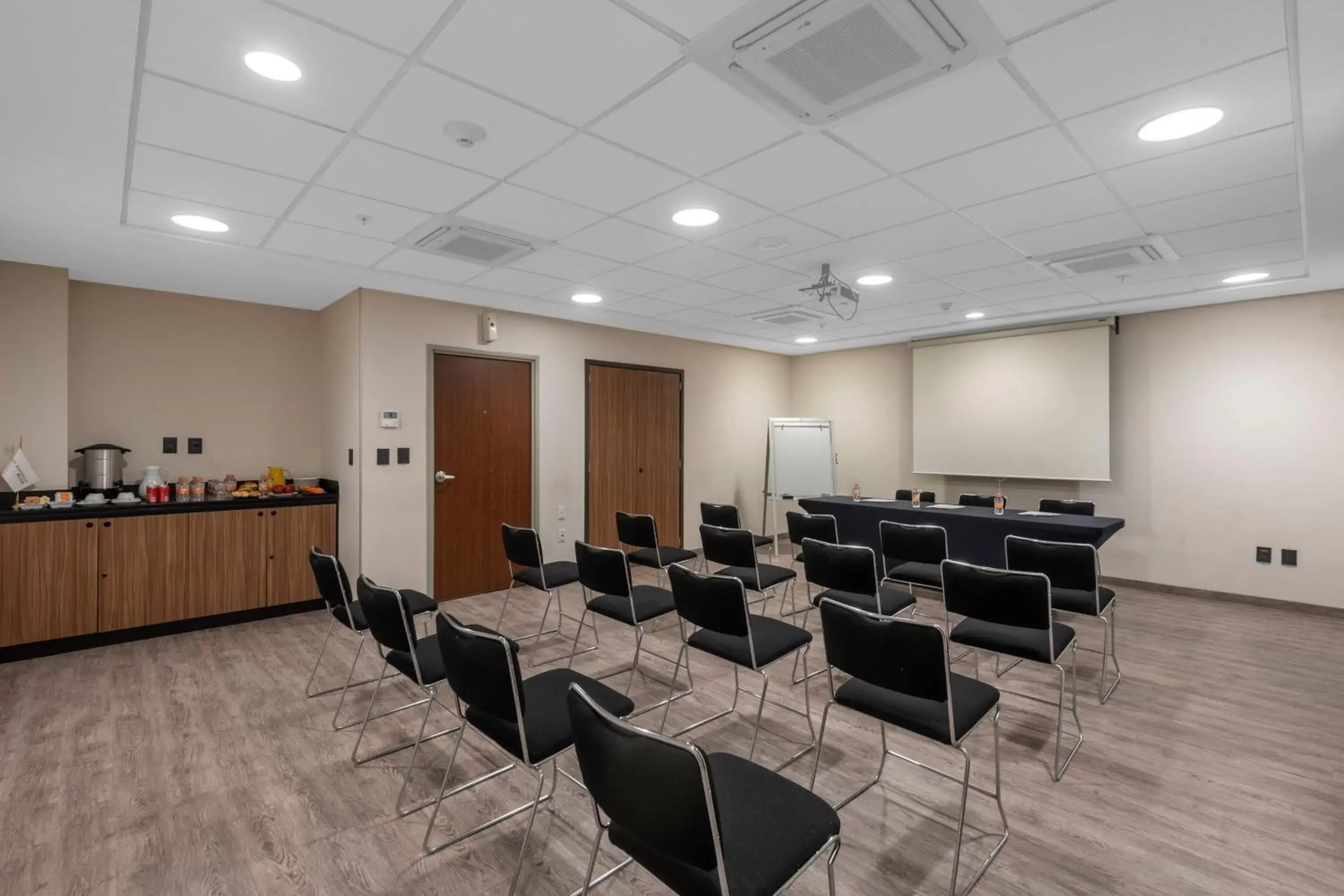 Meeting/conference room in City Express Plus by Marriott Guadalajara Palomar