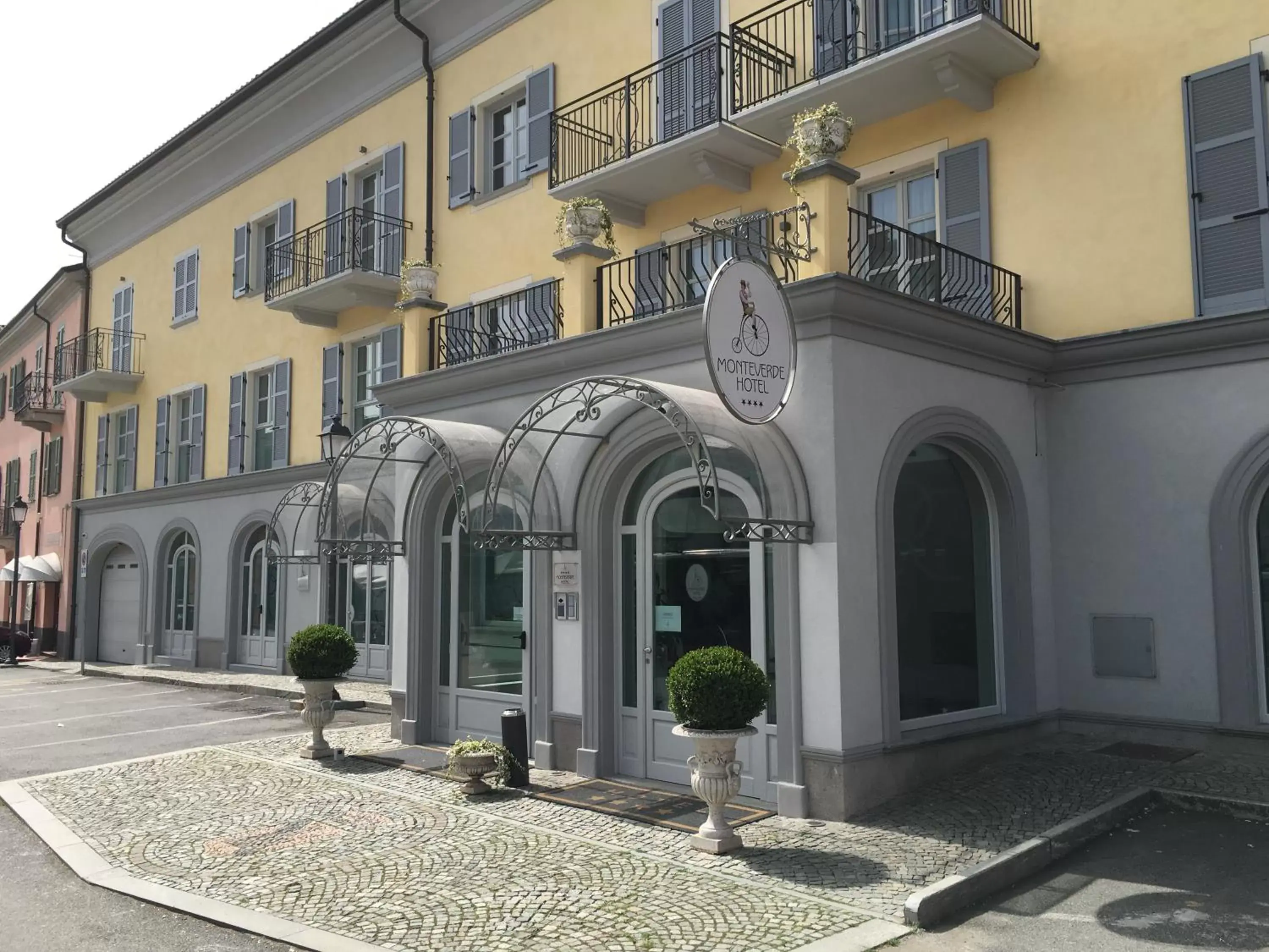 Facade/entrance, Property Building in Hotel Monteverde