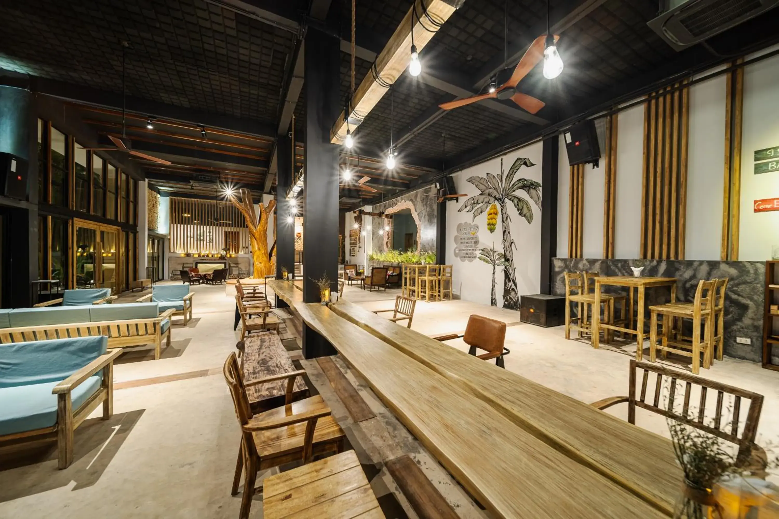 Restaurant/Places to Eat in 9Station Hostel & Bar Phu Quoc                                                              