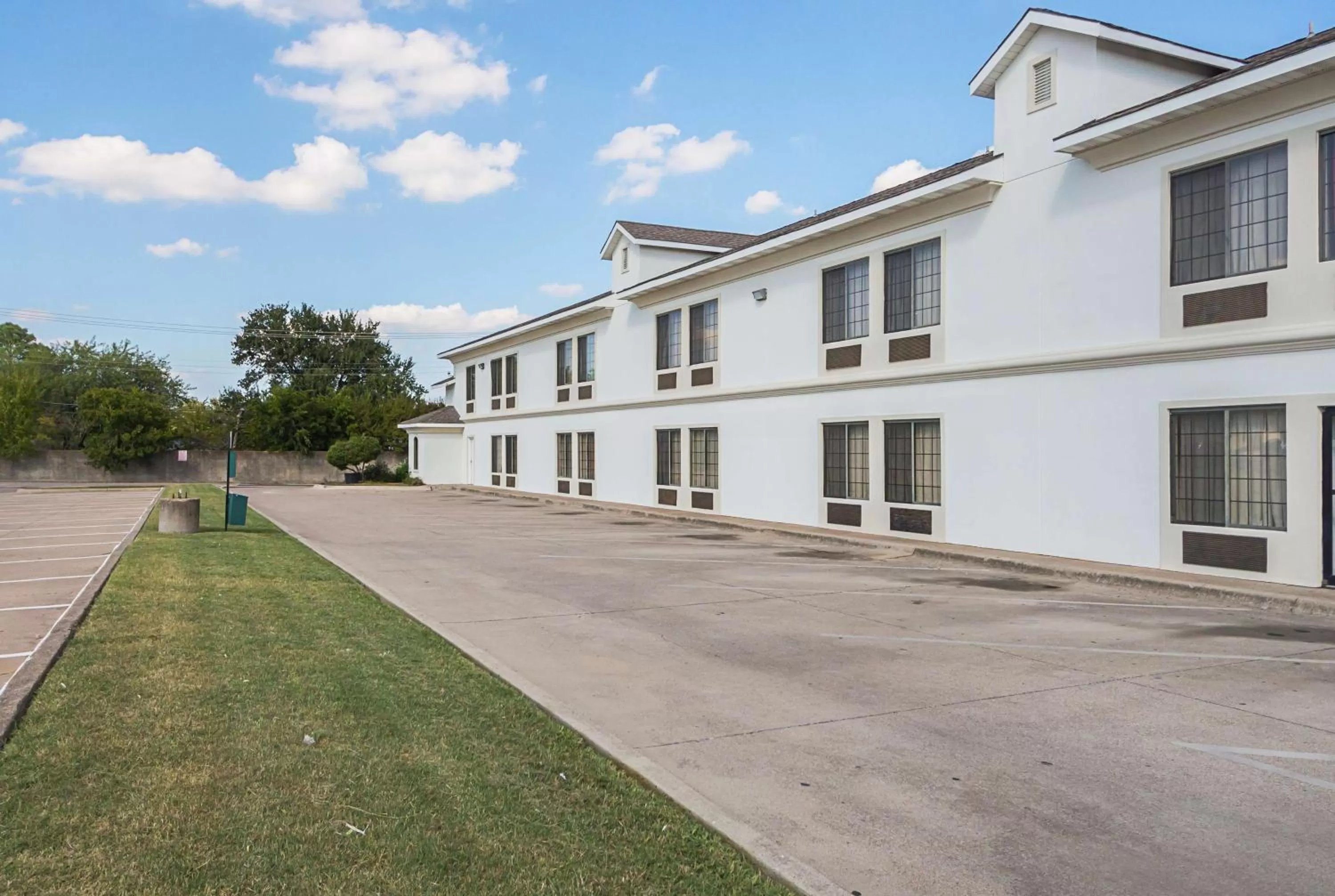 Property building in Motel 6 Dallas – Irving DFW Airport South