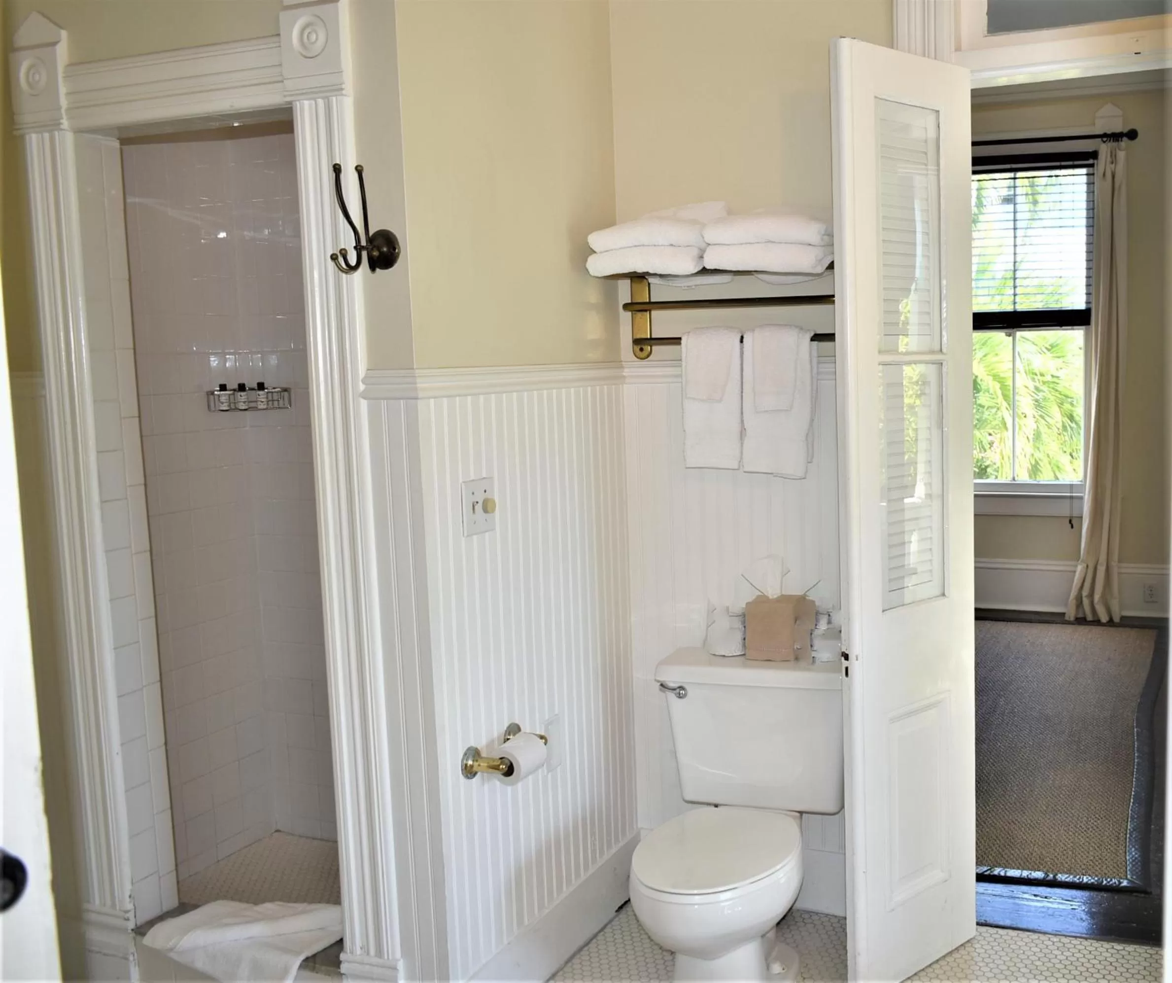 Simonton Court Historic Inn & Cottages