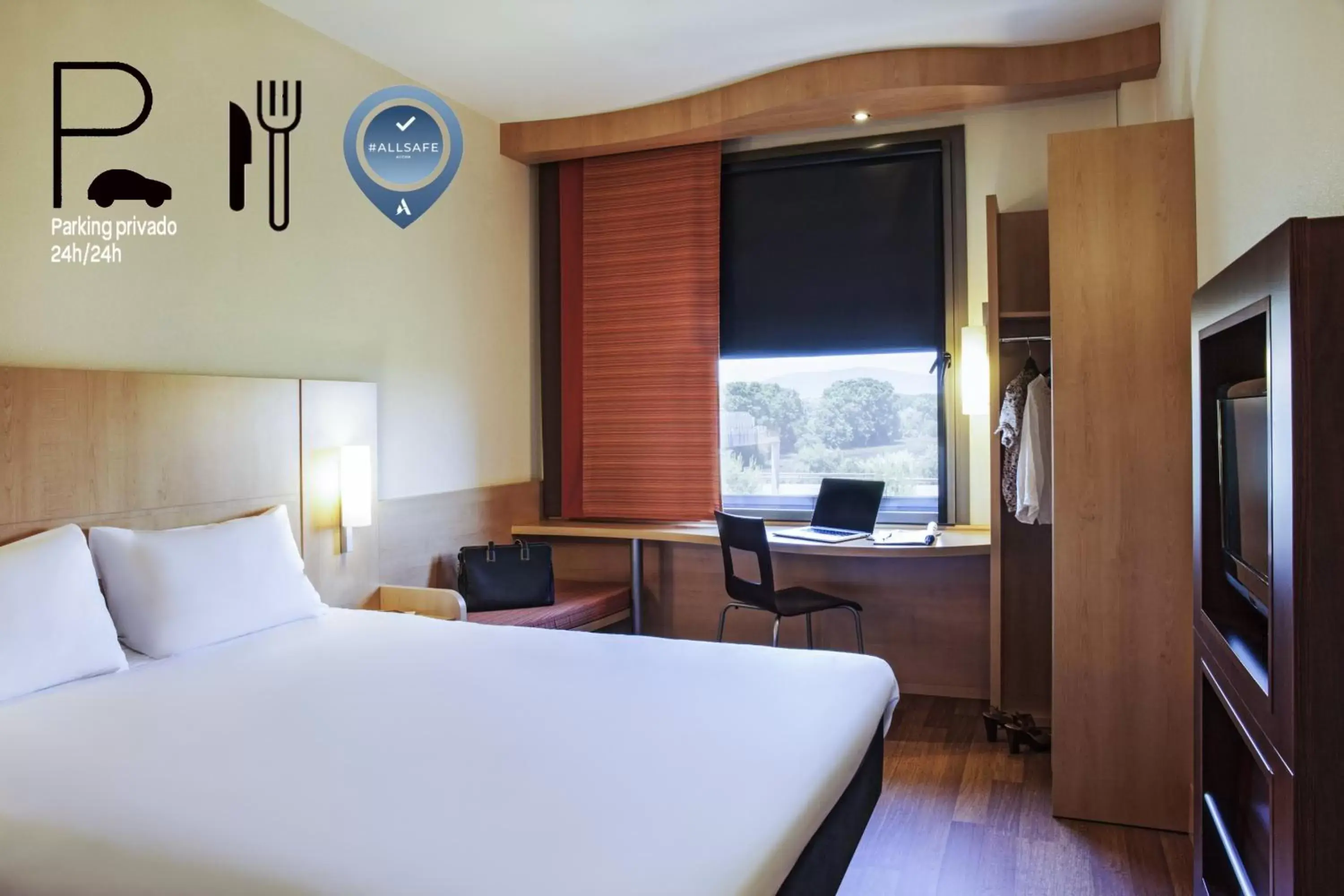 Restaurant/places to eat, Bed in Ibis Barcelona Mollet