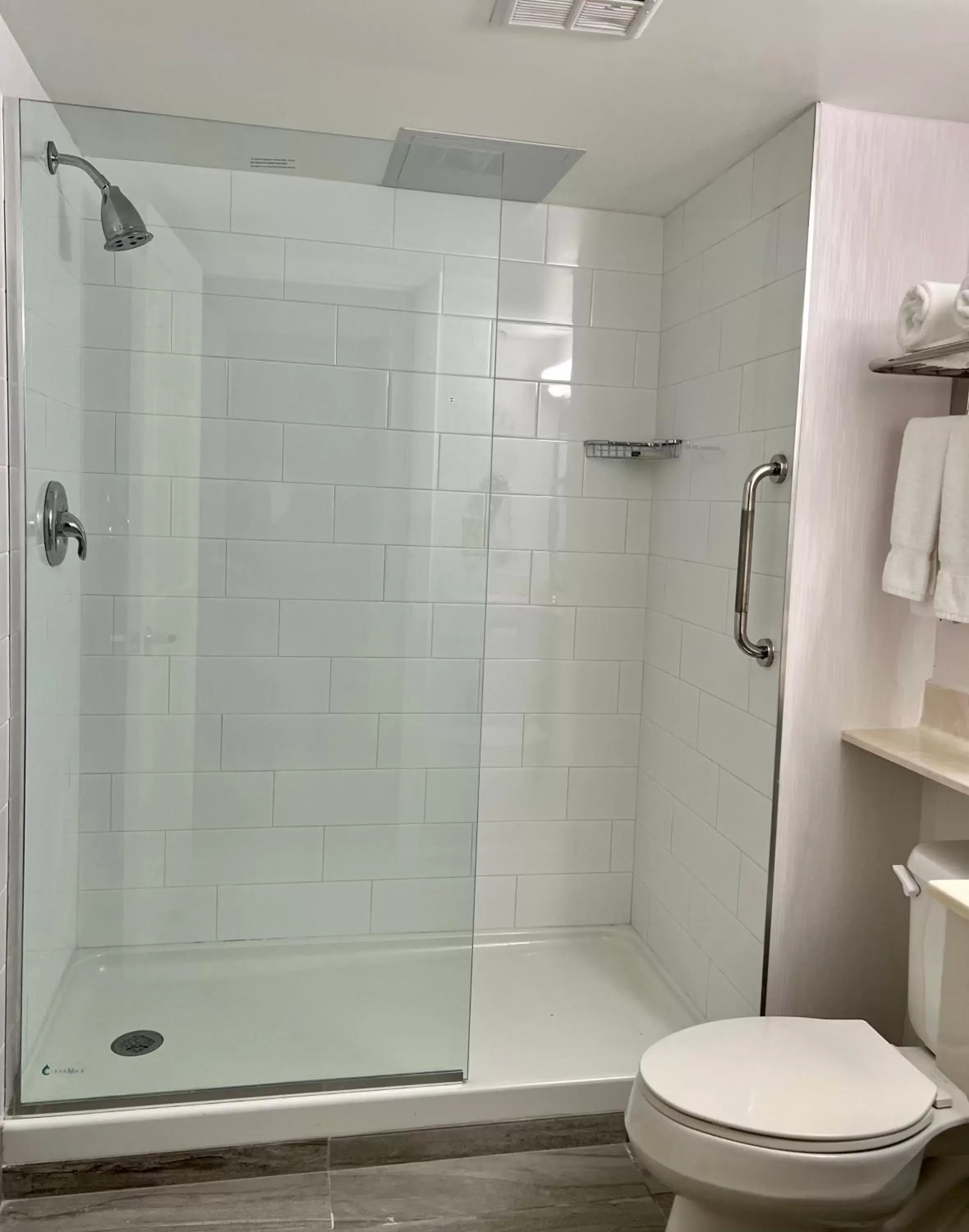Shower, Bathroom in Quality Inn & Suites Rehoboth Beach – Dewey