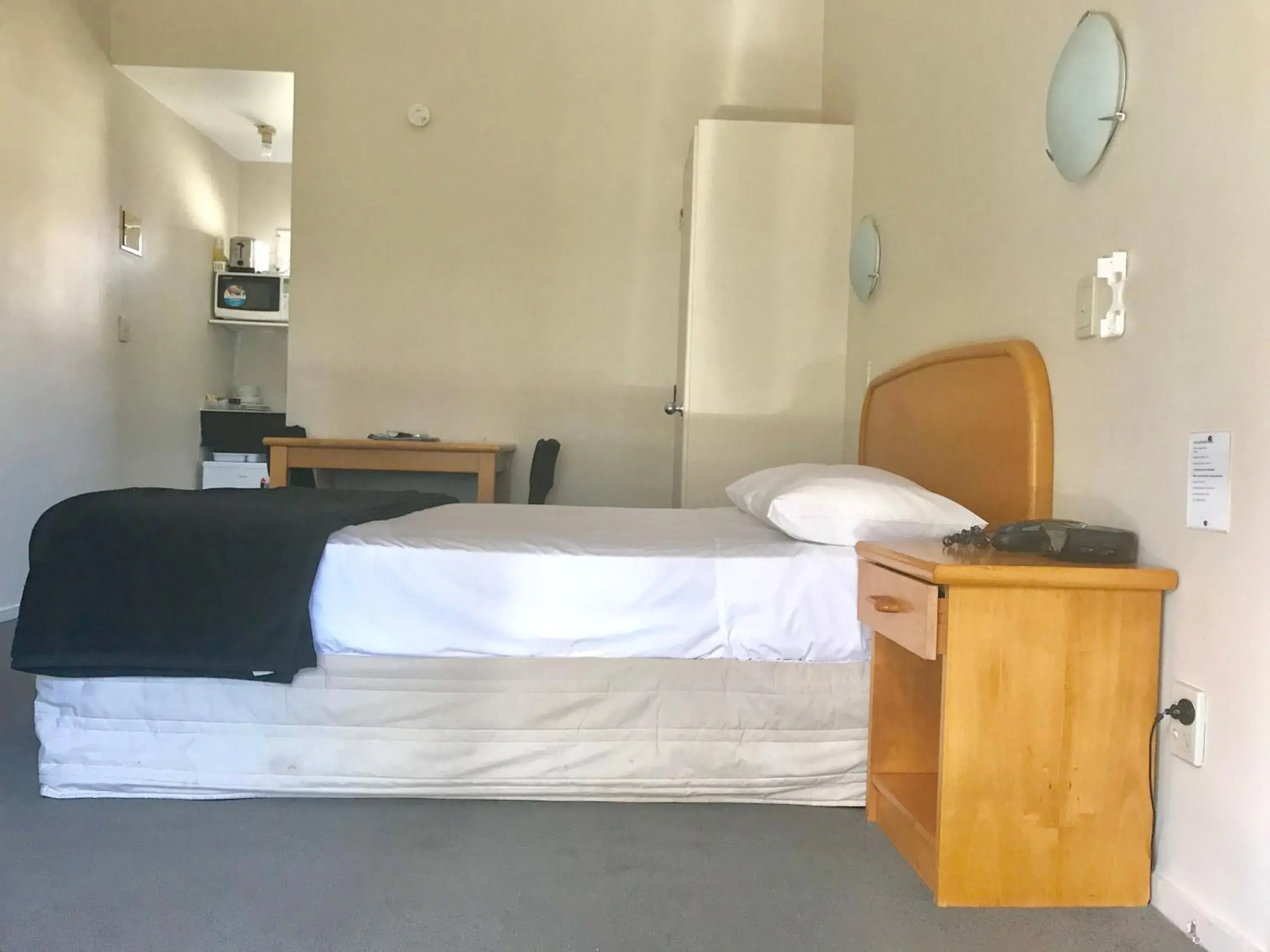 Bed in Rayland Epsom Motel