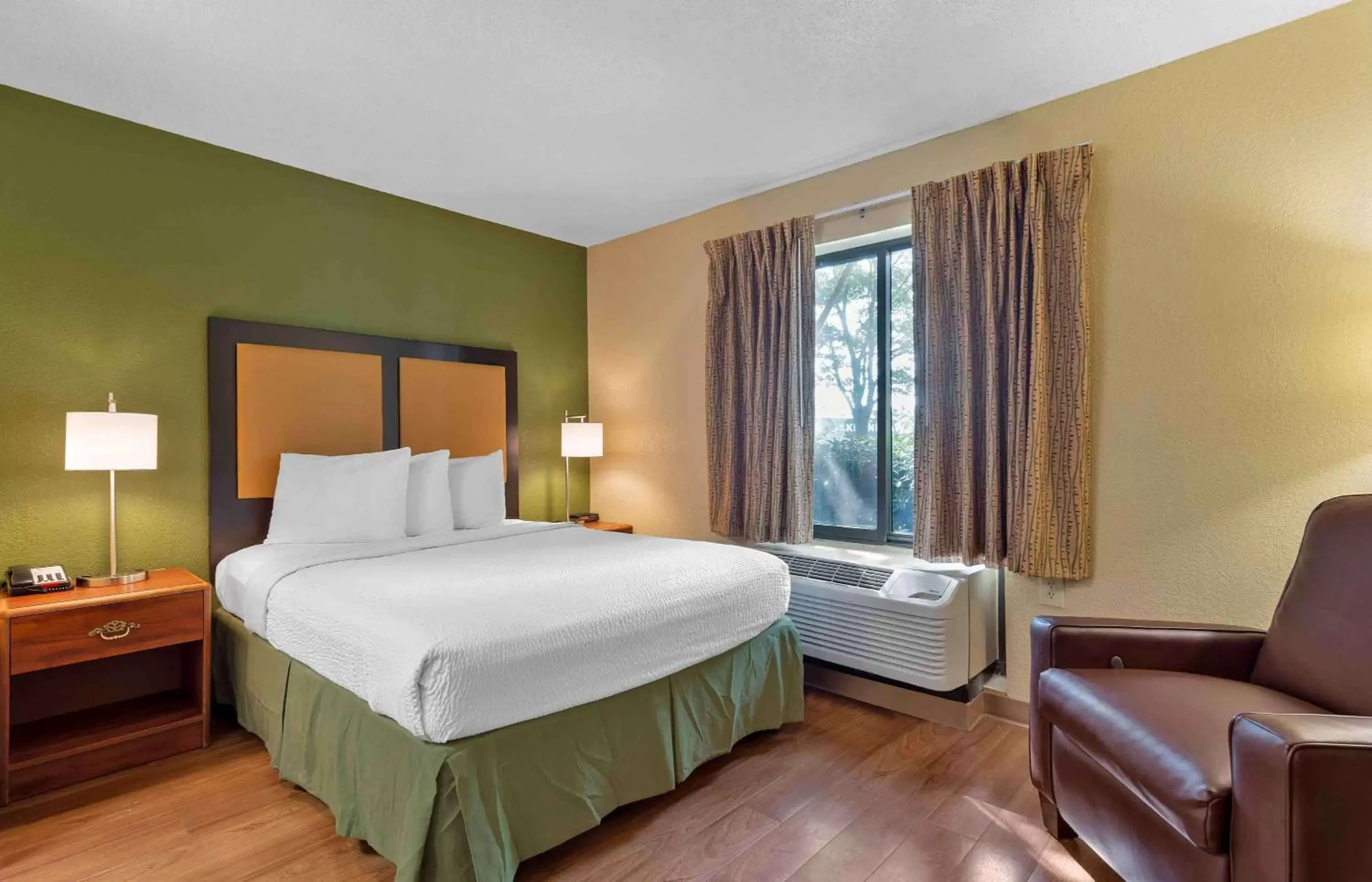 Bedroom, Bed in Extended Stay America Suites - Atlanta - Kennesaw Chastain Rd