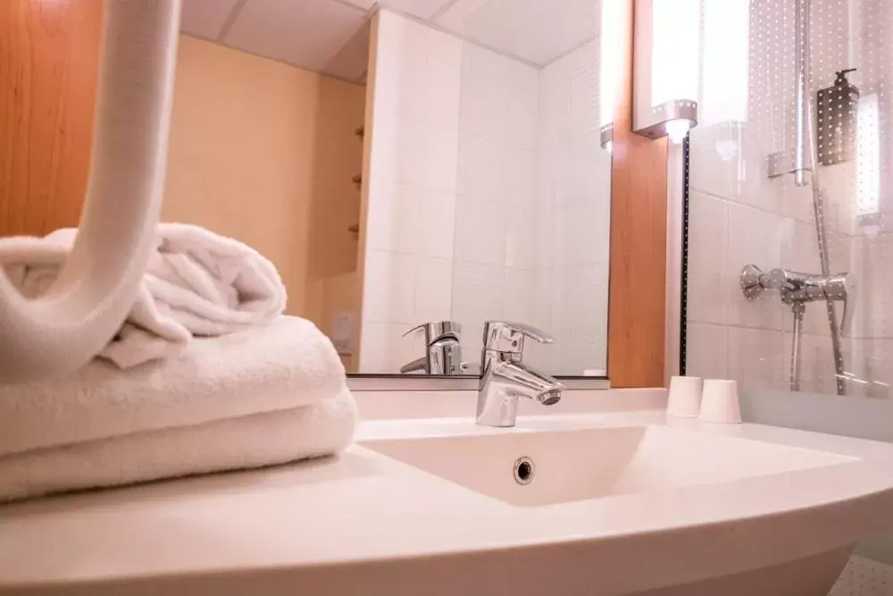 Bathroom in ibis Guingamp