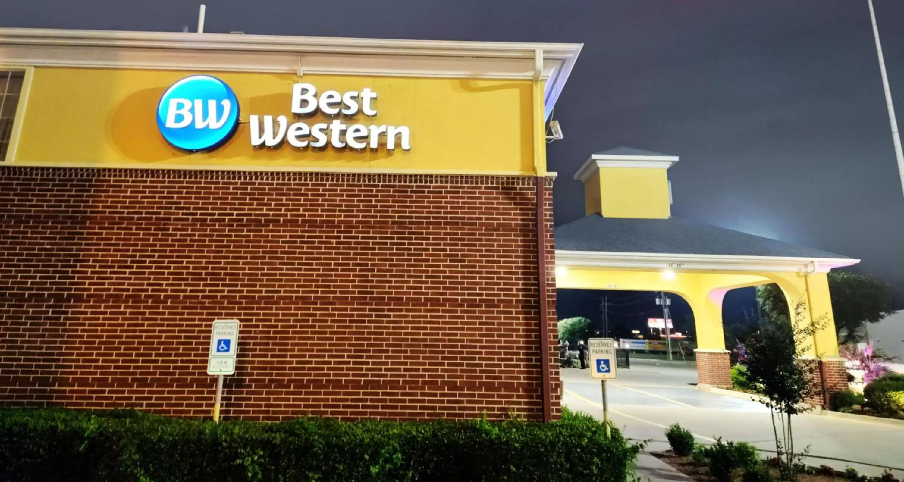 Property Building in Best Western Fort Worth Inn and Suites