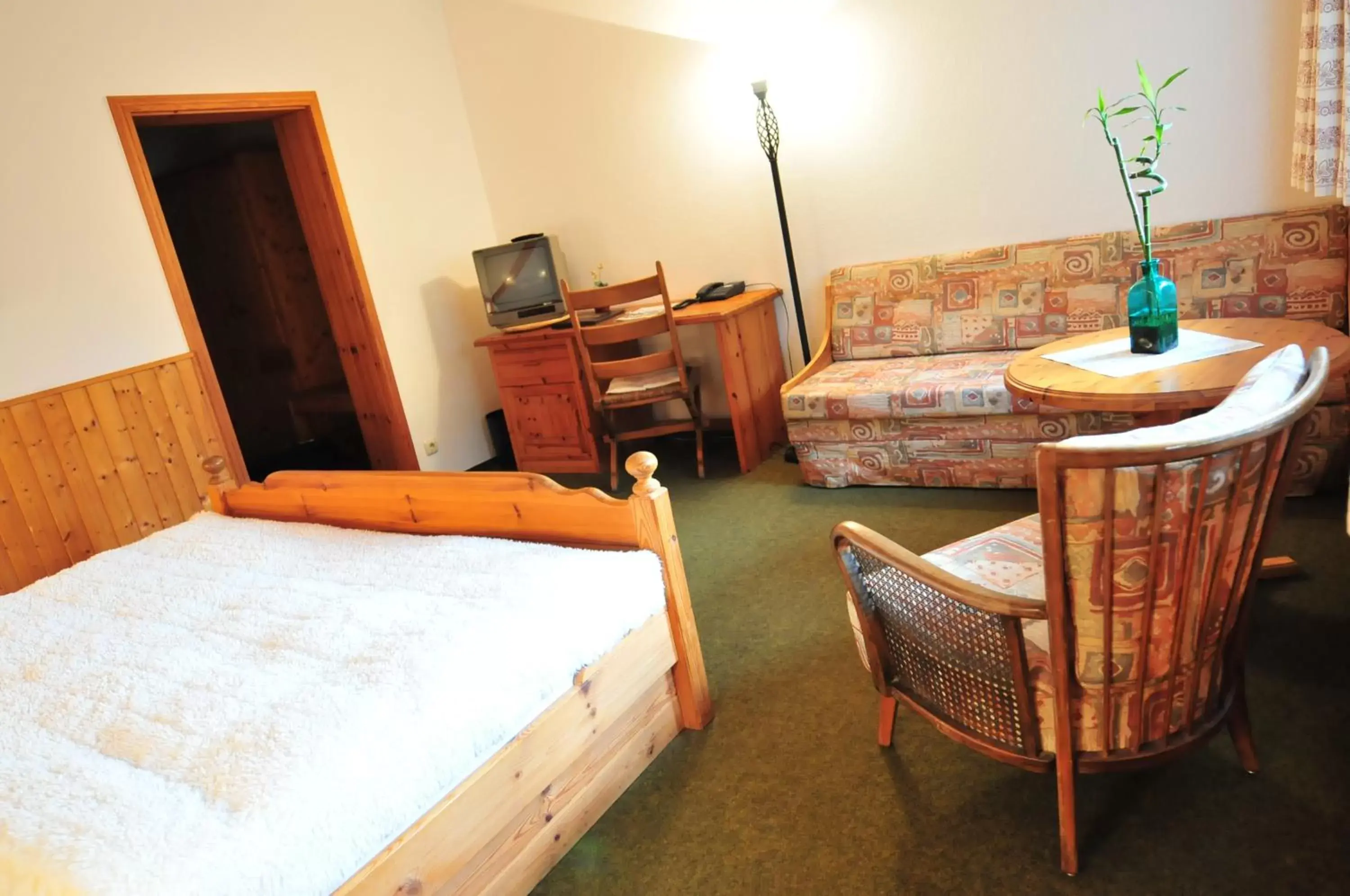 Photo of the whole room, Bed in Akzent Hotel Zur Wasserburg - Hotel Garni bed & breakfast