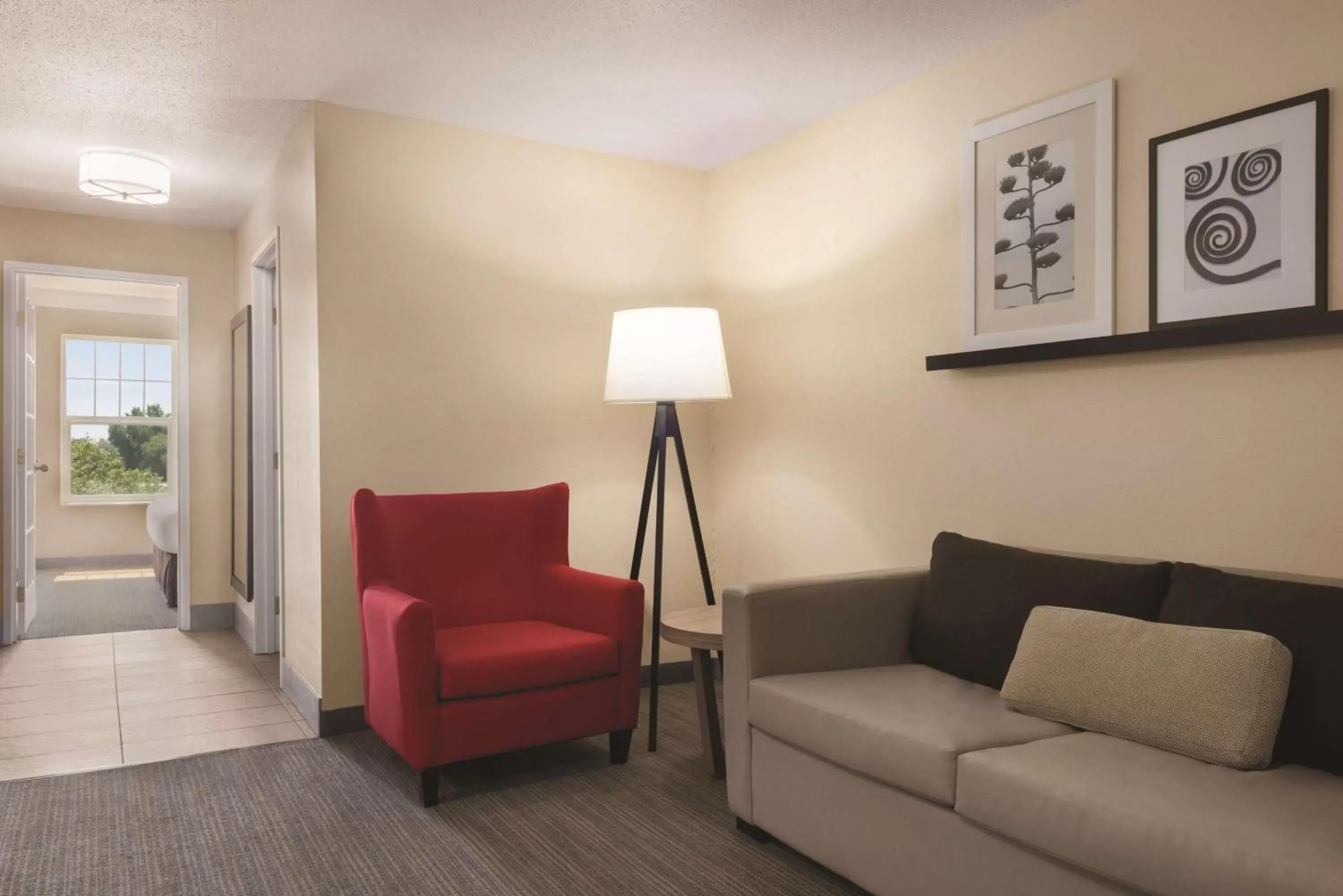 Photo of the whole room, Seating Area in Country Inn & Suites by Radisson, Cottage Grove, MN