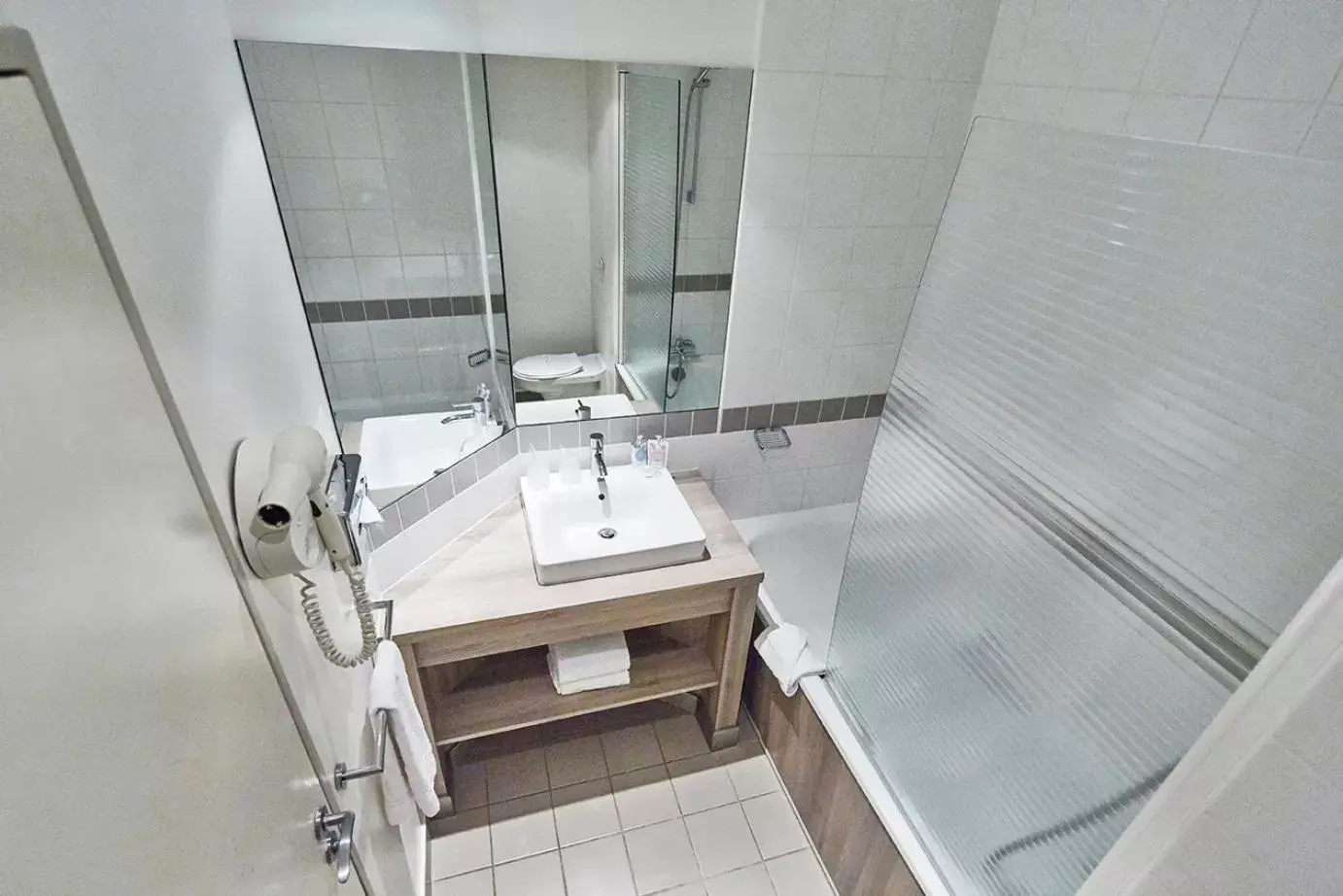 Bathroom in Campanile Le Bourget – Airport