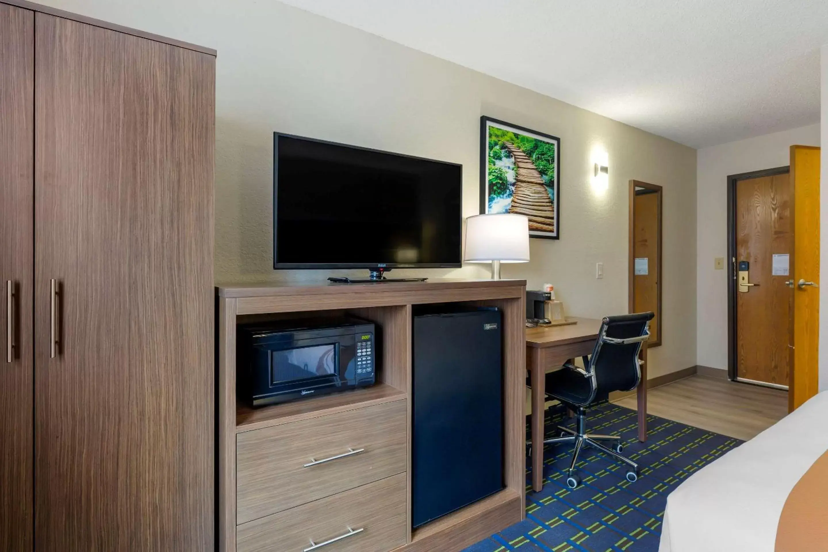 Photo of the whole room, TV/Entertainment Center in Quality Inn