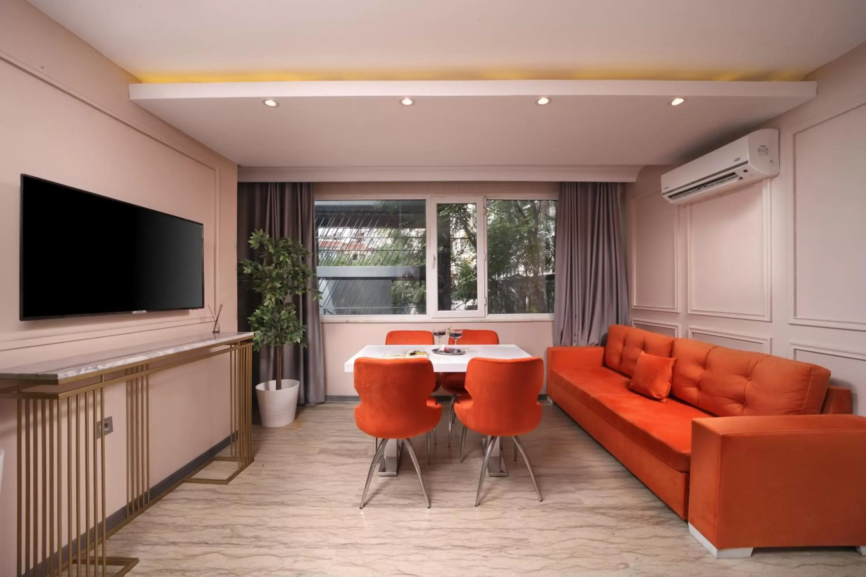 Communal lounge/ TV room, Seating Area in Harbiye Residence
