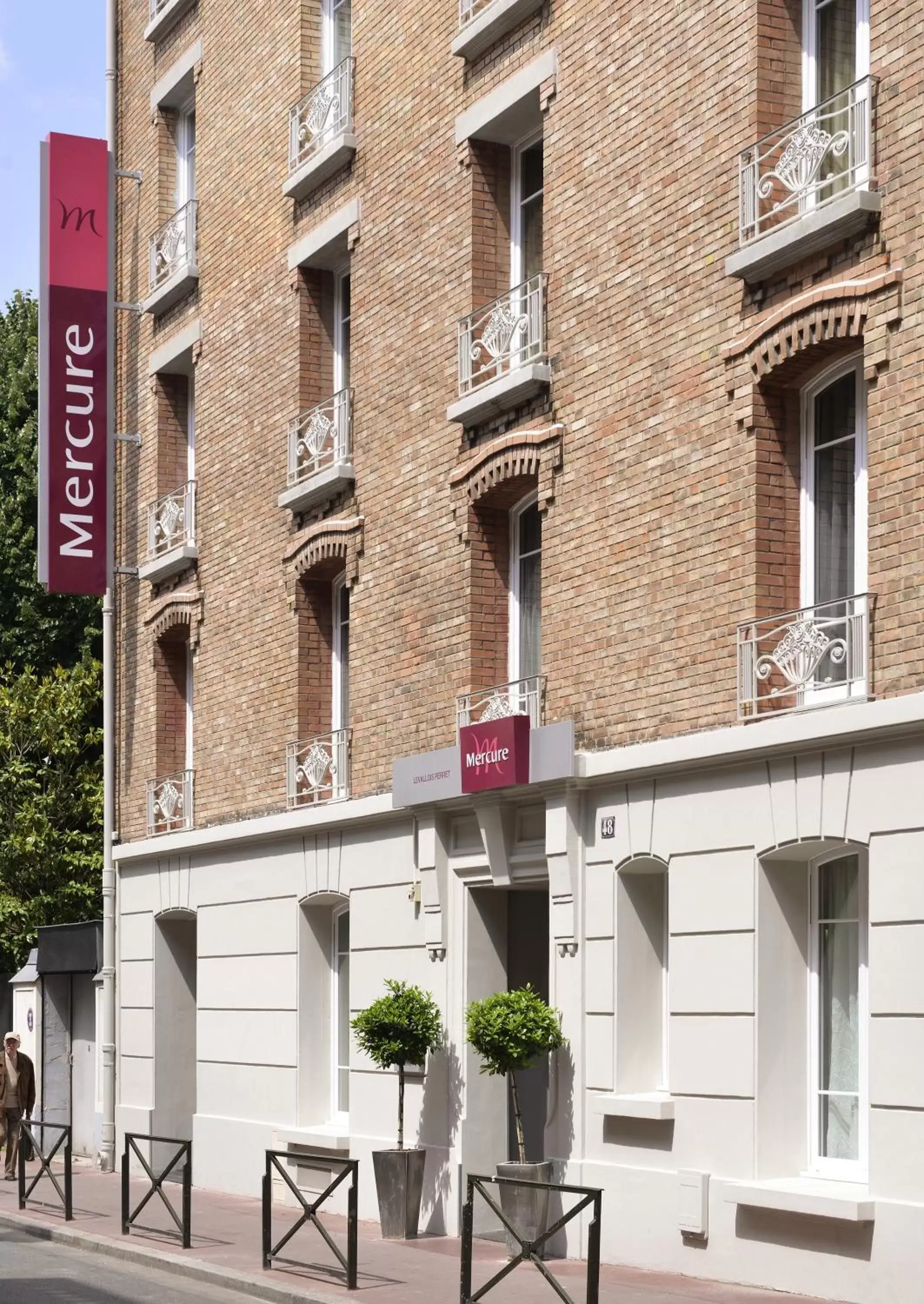Facade/entrance in Mercure Paris Levallois Facade/entrance in Mercure Paris Levallois