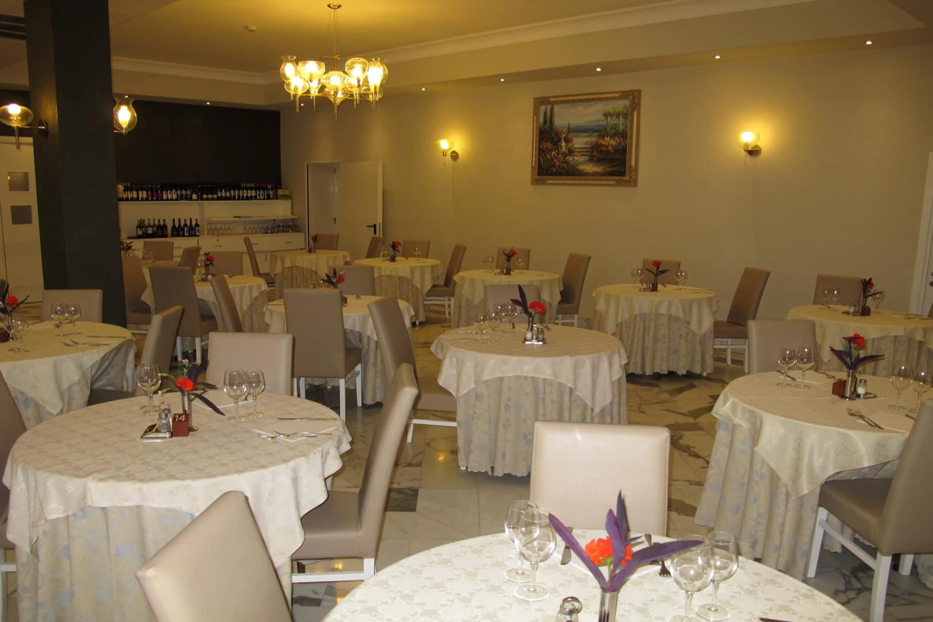 Restaurant/places to eat in Hotel Club